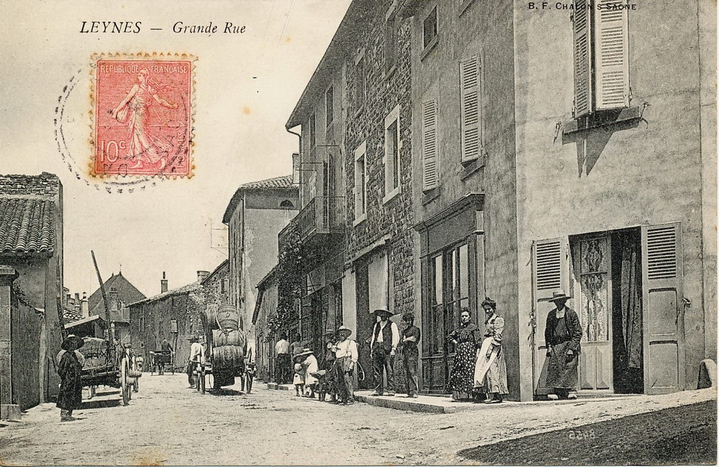 Leynes. Grande rue.