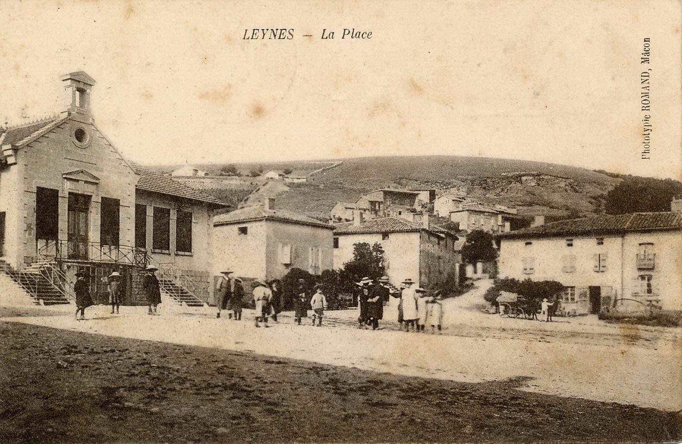 Leynes. La place.