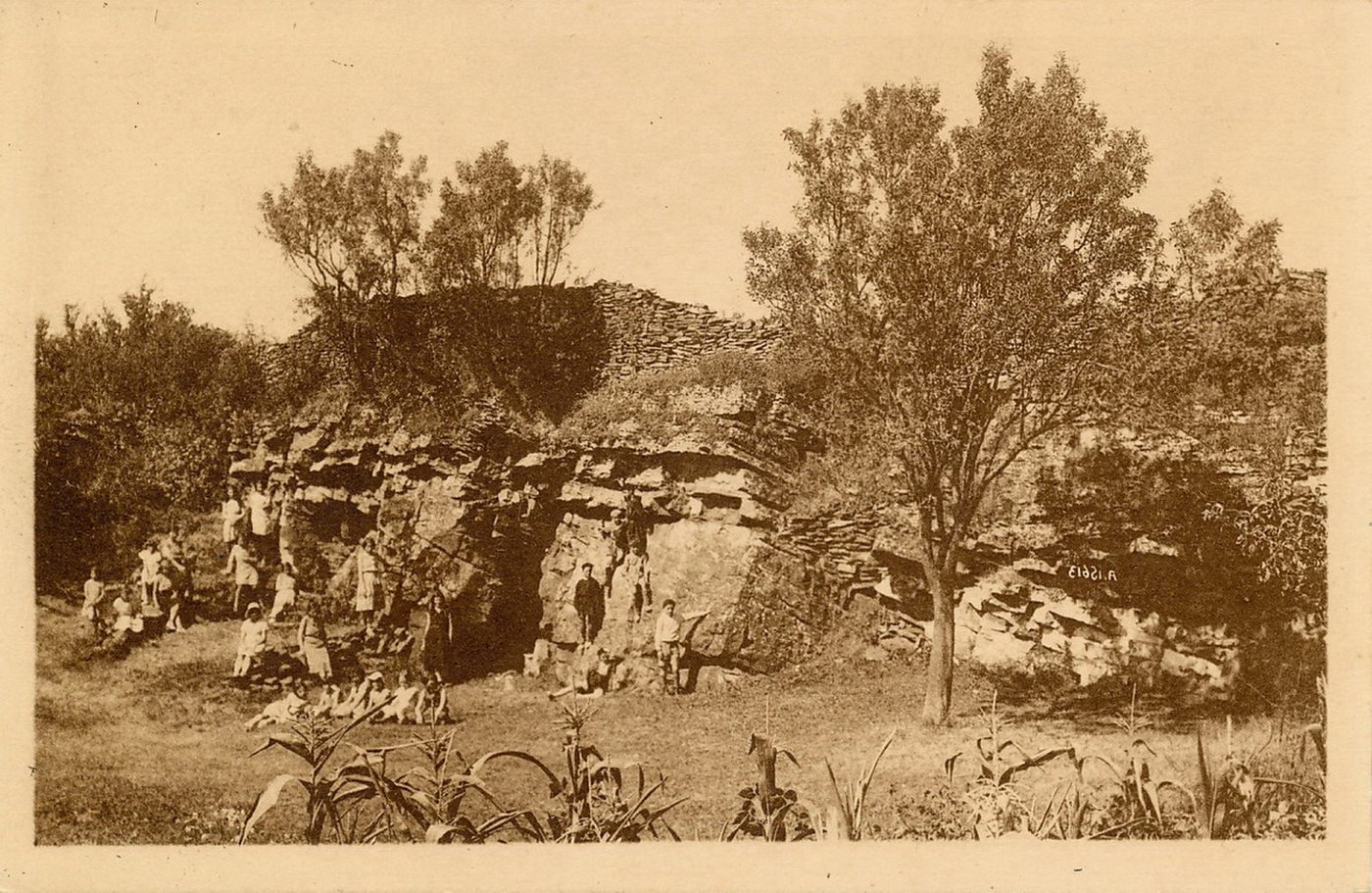 Leynes. D'après la tradition, des souterrains feraient communiquer le château avec la montagne de Pruzilly. Au cours des troubles du XVIe s. deux religieux de Tournus auraient été précipités par les huguenots dans le puits du château profond de 35 mètres.