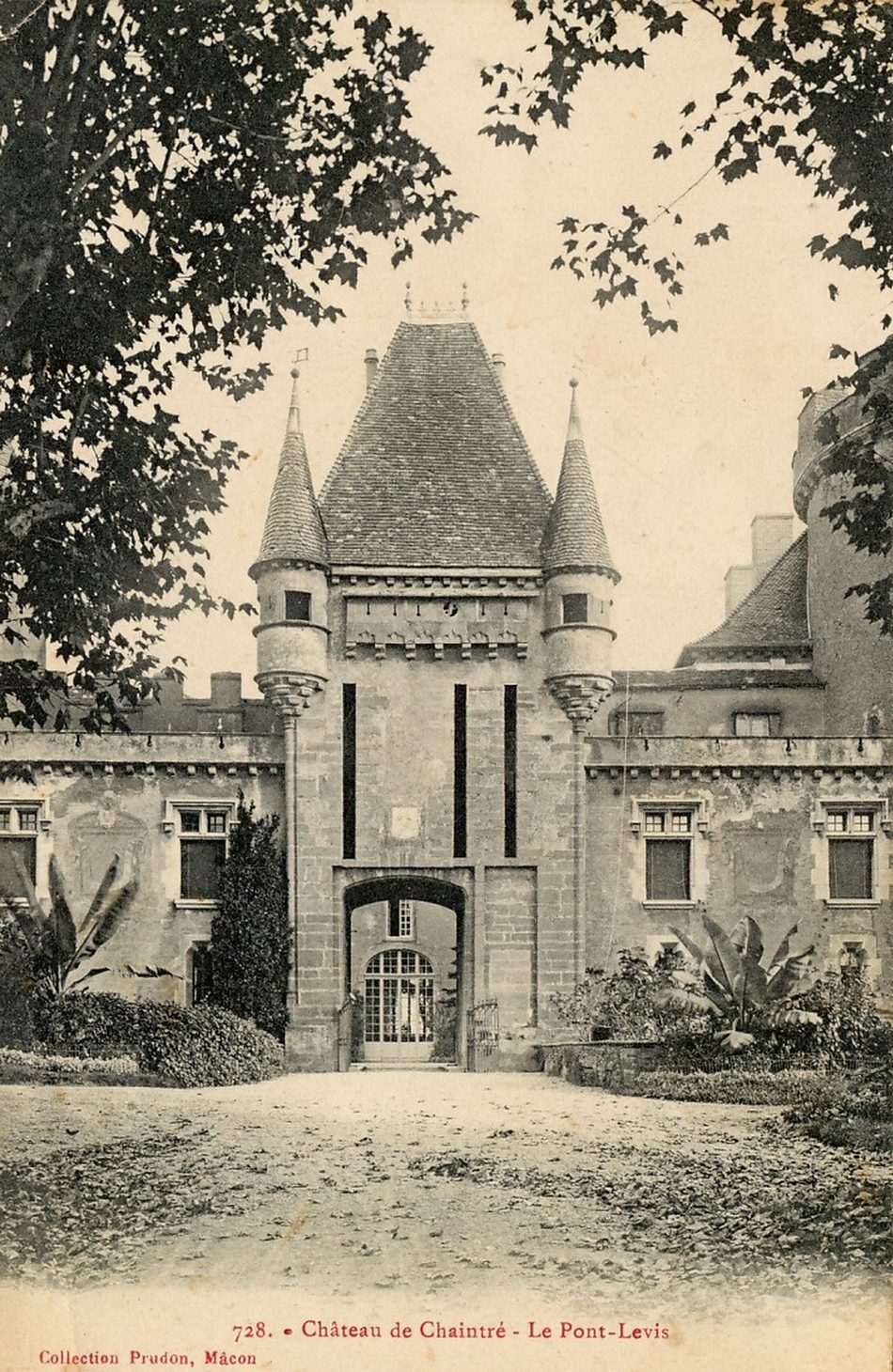 Château de Chaintré. Le pont levis.