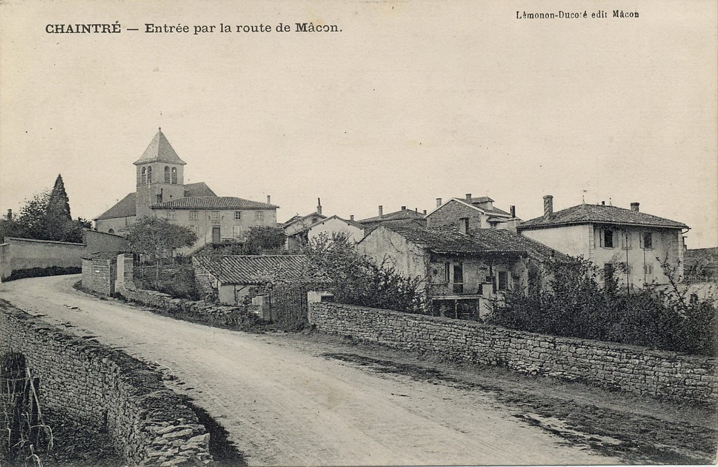 Chaintré. Entrée par la route de Mâcon.