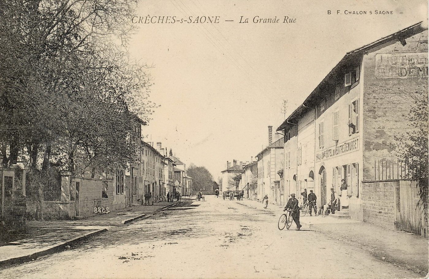 Crêches-sur-Saône. La grande rue.