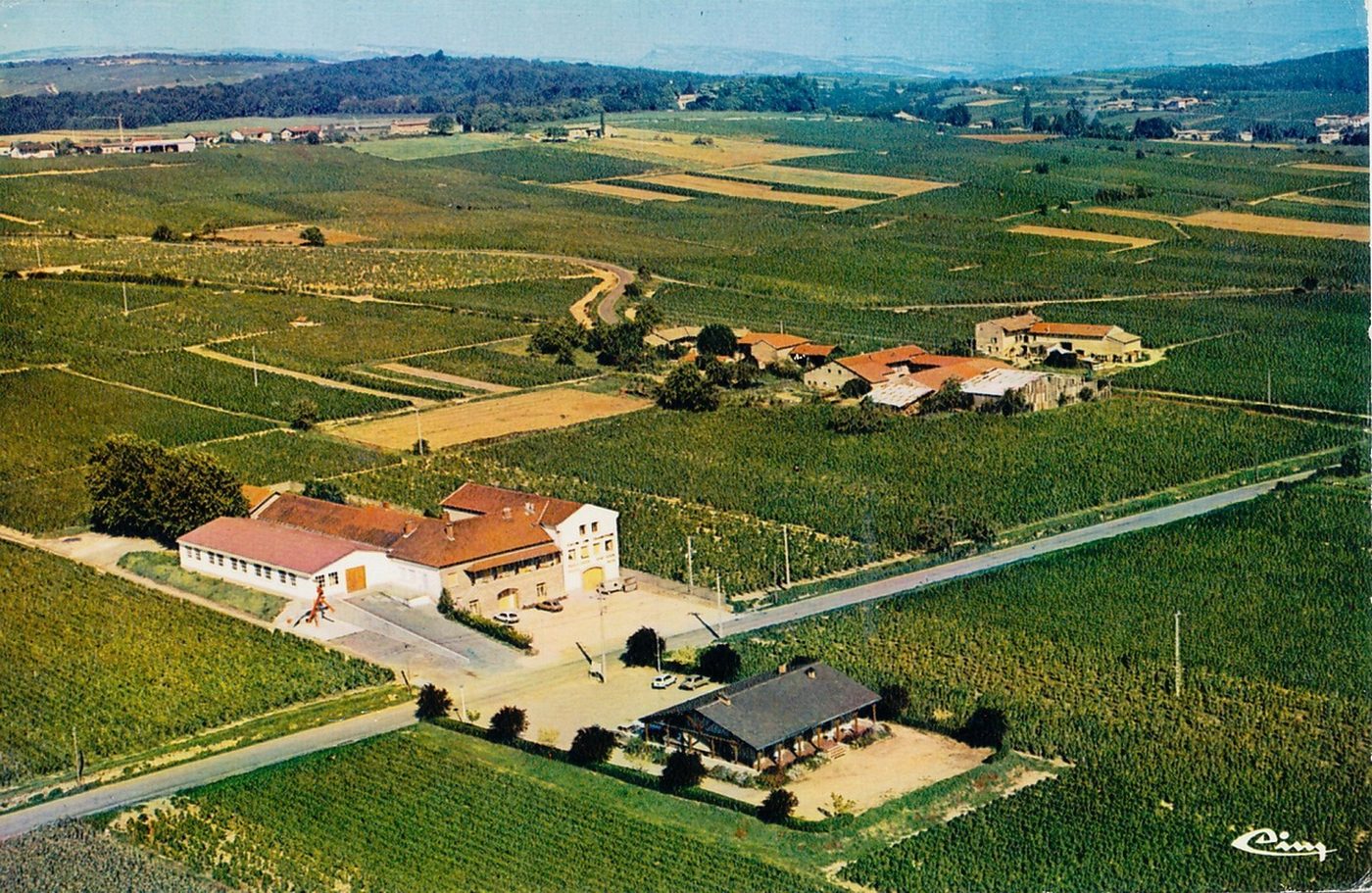 Chaintré. Vue aérienne de la cave coopérative.