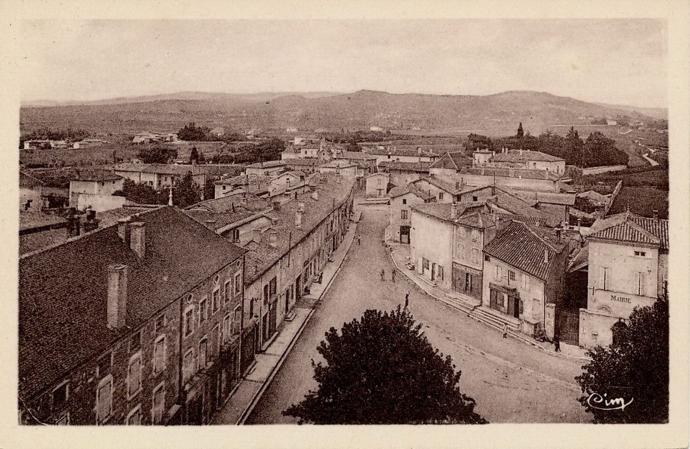 La Chapelle-de-Guinchay. Vue générale, au fond, les vignobles.