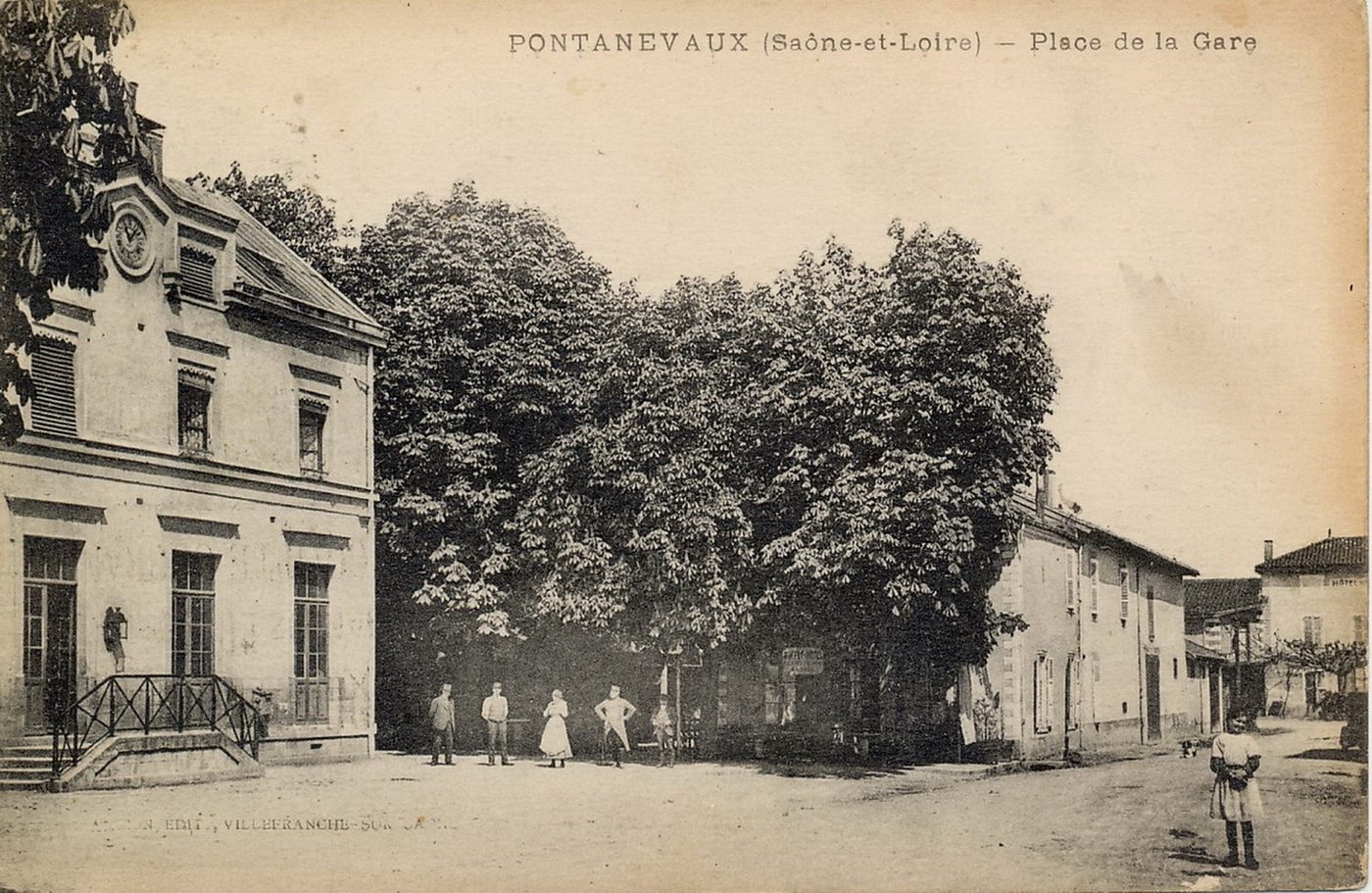 Pontanevaux. Place de la gare.