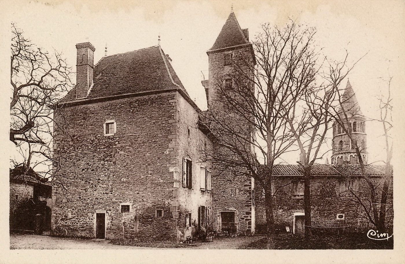 Château de Chânes. Chânes était fortifié dès la plus haute antiquité. En 1601, son château appartenait à Messire Jean de la Chambre et en 1671, à Louis Charrier de la Roche seigneur de Crêches et Chânes. Avant la Révolution, son propriétaire était M. Nély, trésorier des Etats du Mâconnais, trisaïeul de M. du Cayla.