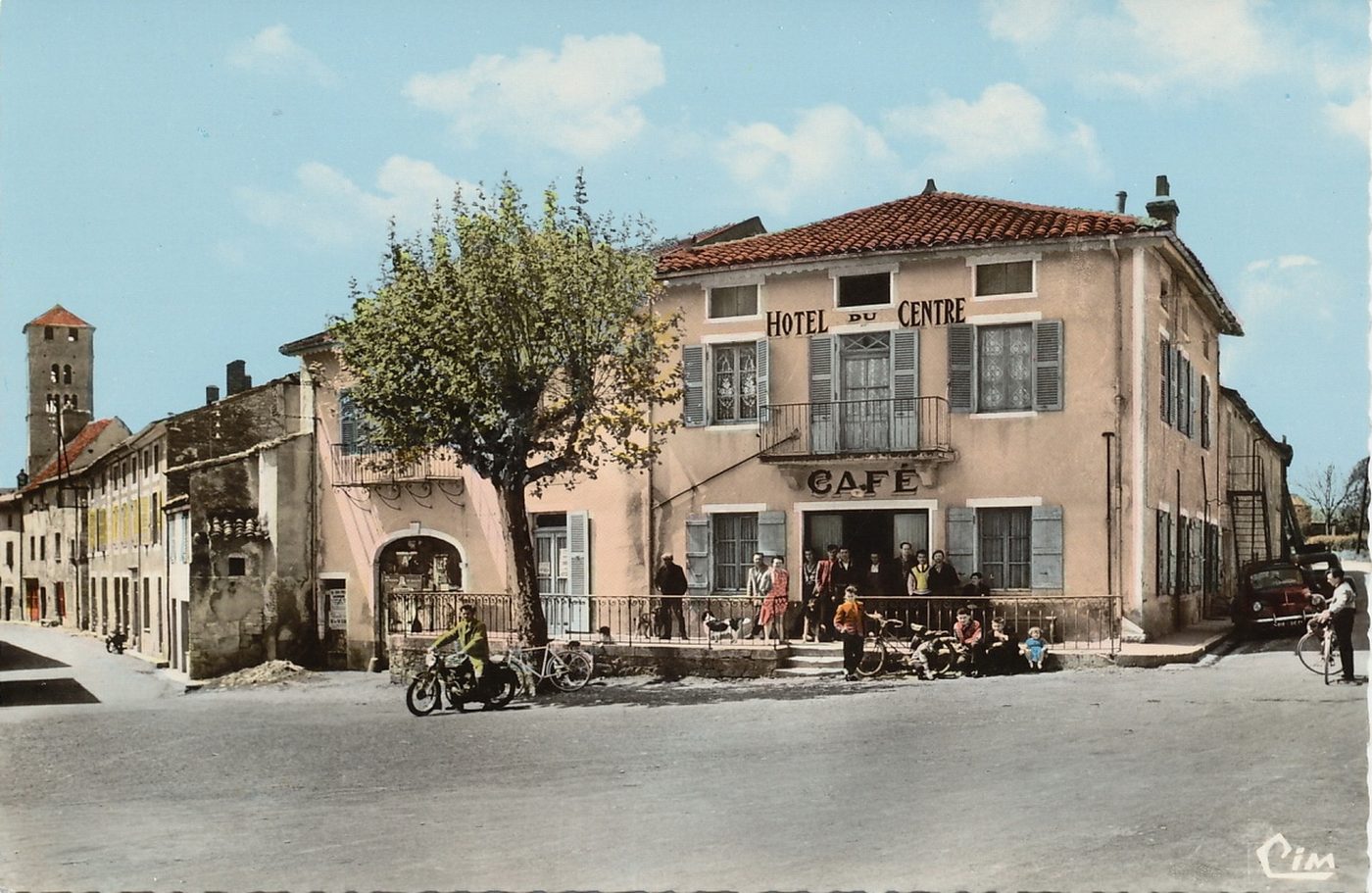 Uchizy. Place de la pompe, dite du marché, la rue des fossés et la rue du centre.
