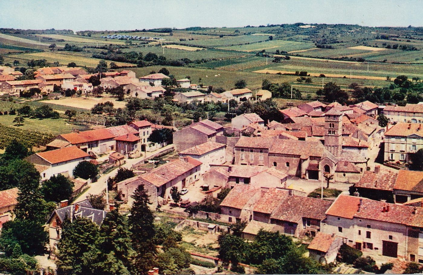 Uchizy. Vue aérienne sur le bourg.