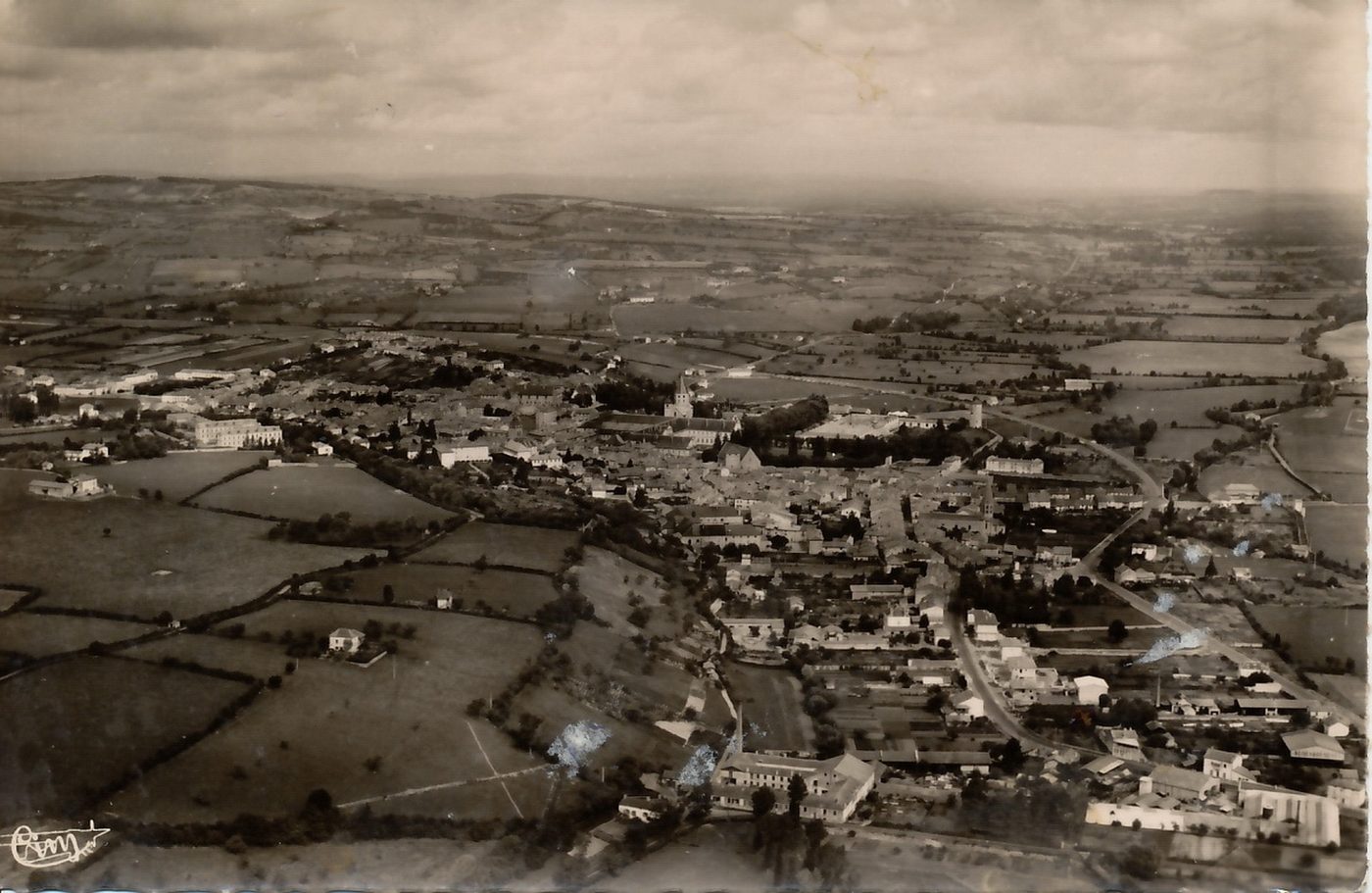 Cluny. Vue générale aérienne. Au fond, Lournand et Cormatin.