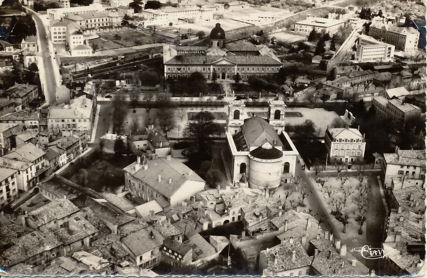 Mâcon. Vue aérienne. L'église Saint-Vincent et l'hôpital.