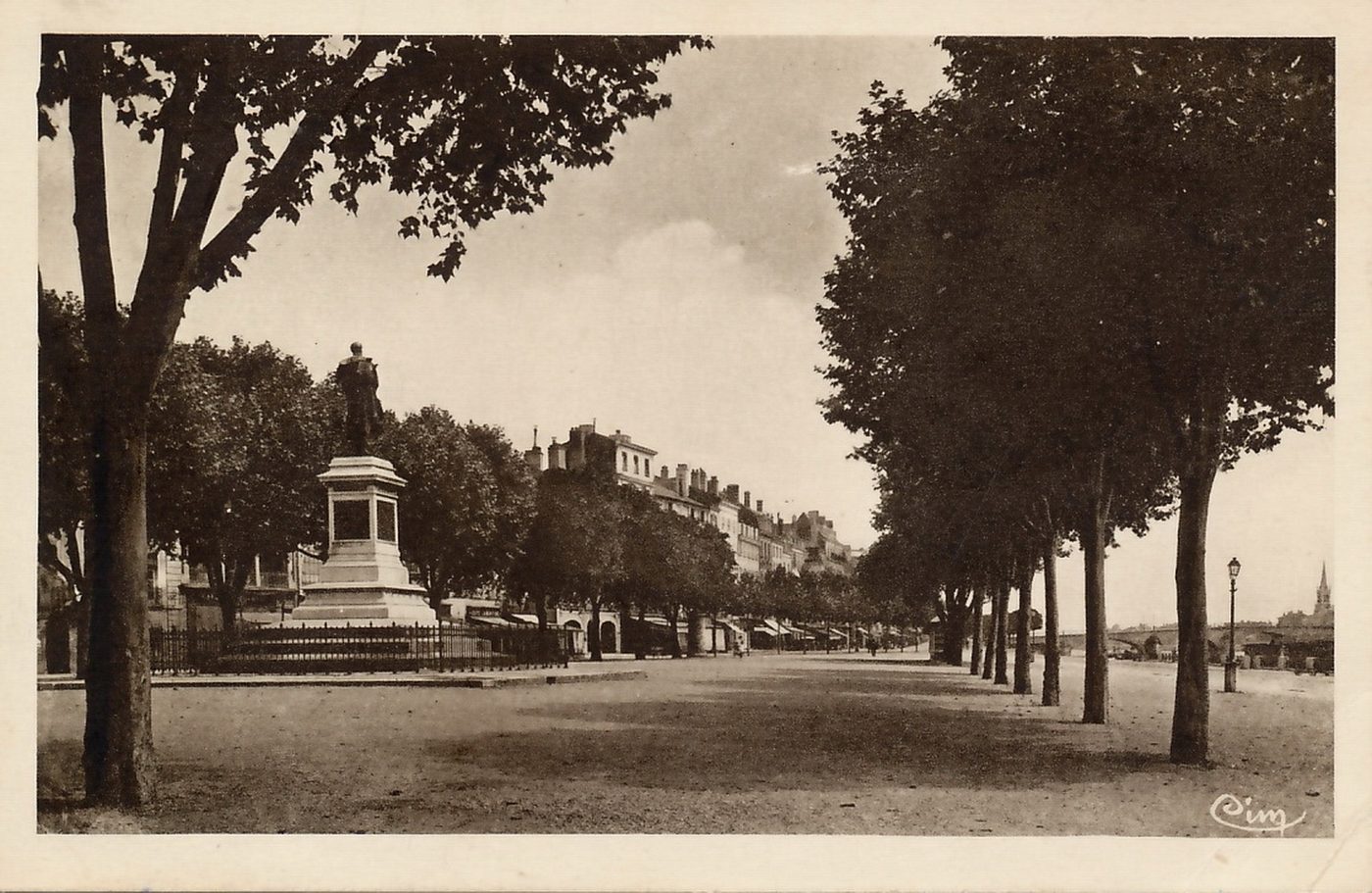 Mâcon. Les promenades du quai Lamartine et statue de Lamartine.