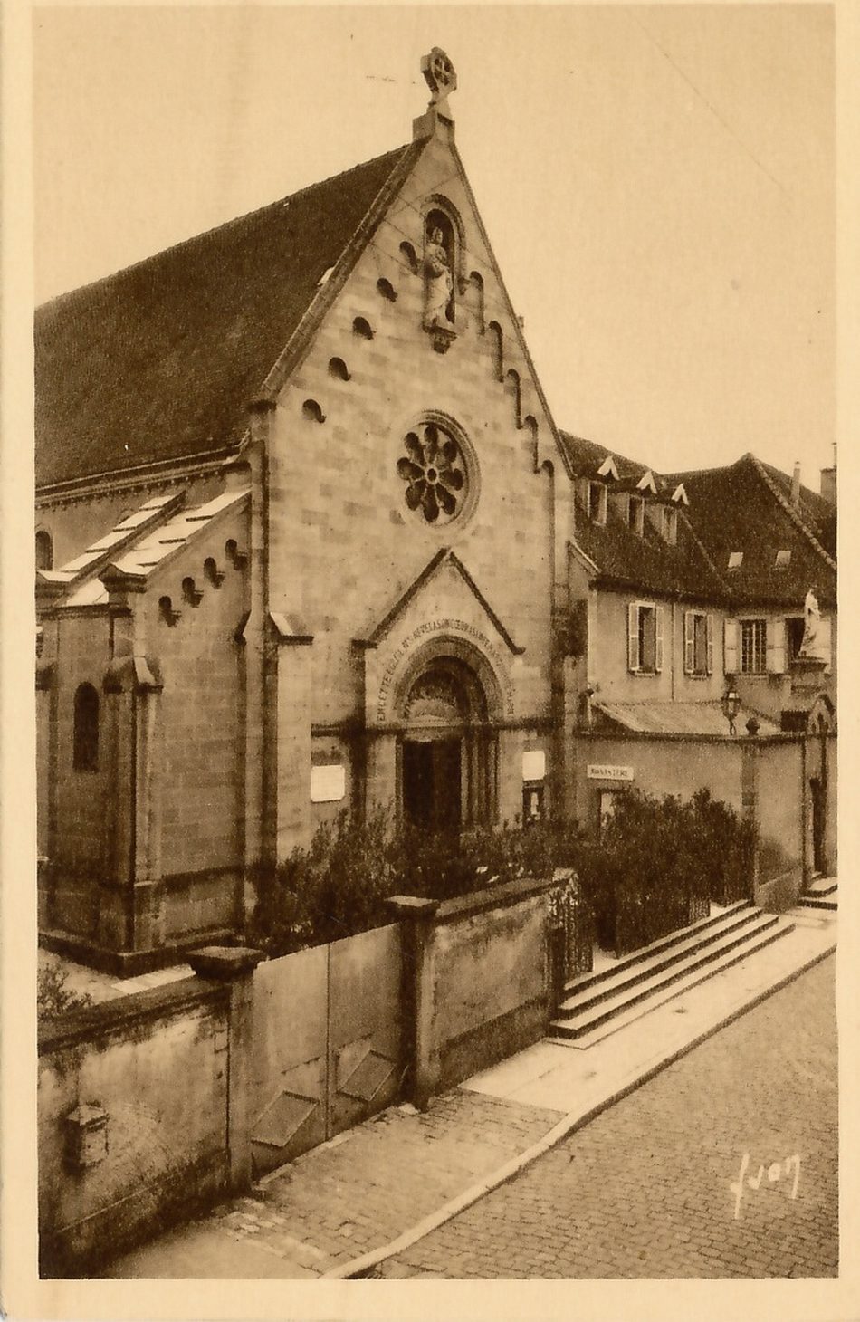 Paray-le-Monial. Chapelle et façade extérieure du monastère de la Visitation de Paray où sainte Marguerite-Marie Alacoque fut reçue le 20 juin 1671.