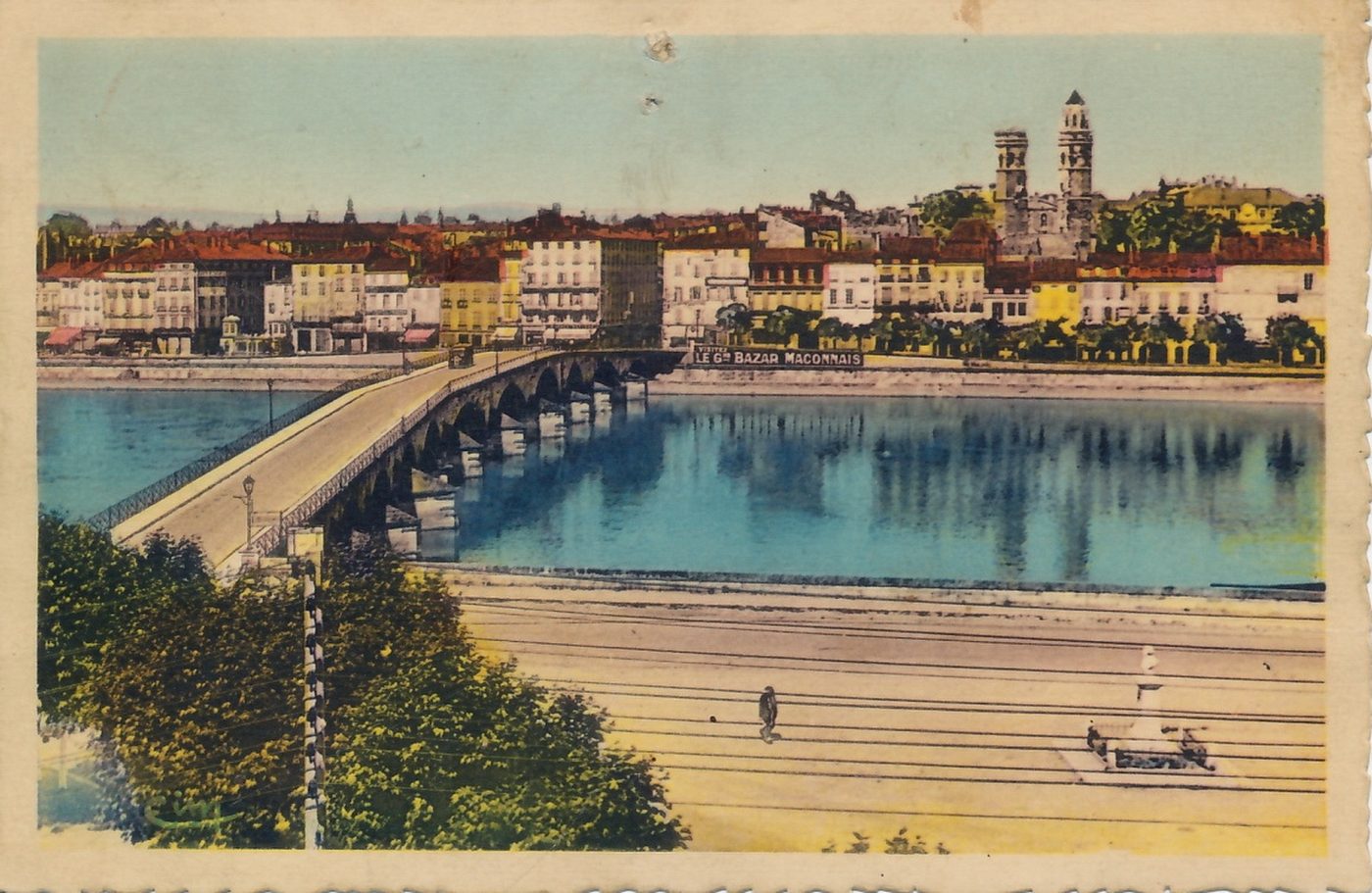 Mâcon, vue générale, au premier plan, la Saône, au fond, les monts du Mâconnais.
