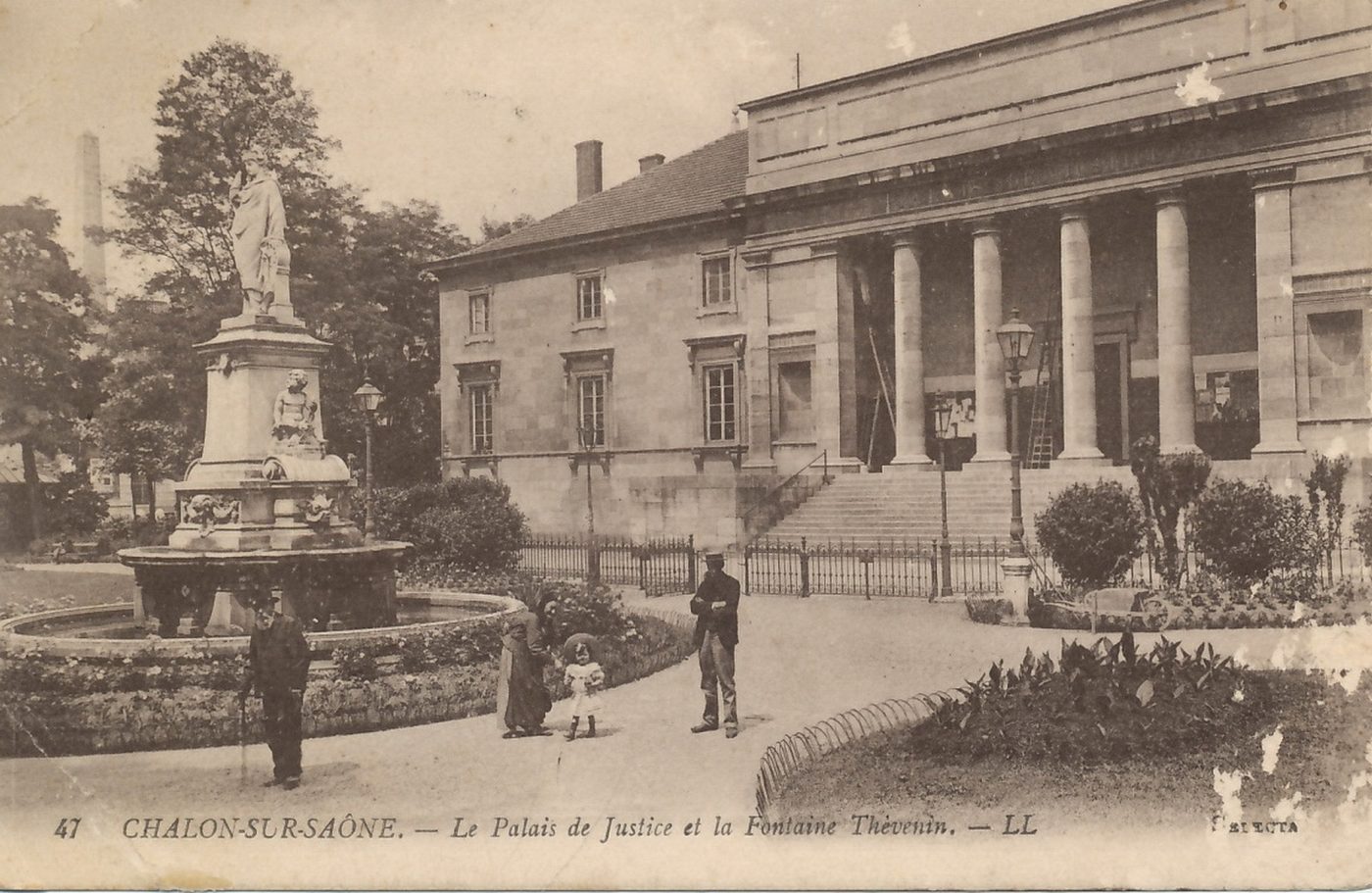 Chalon-sur-Saône. Le palais de justice et fontaine Thévénin.