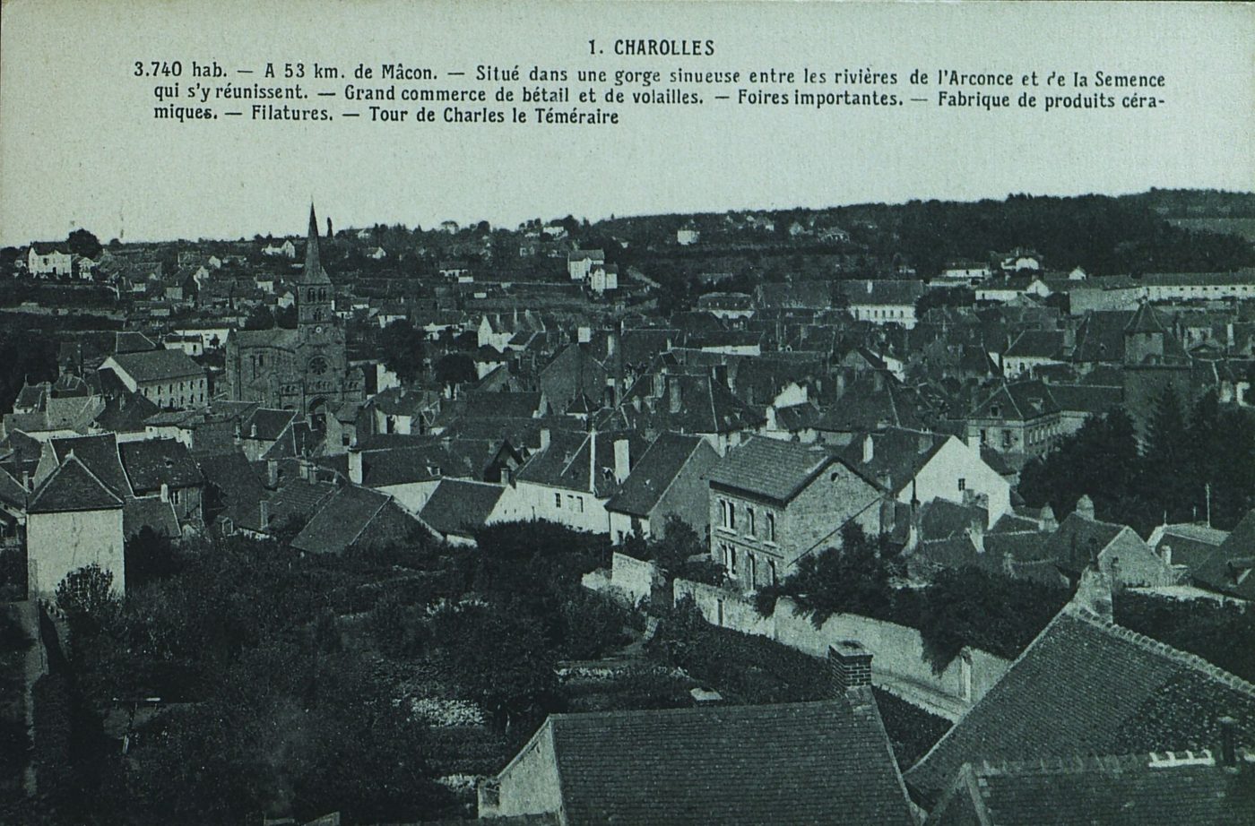 Charolles. Situé dans une gorge sinueuse entre les rivières de l'Arconce et de la Semence qui s'y réunissent. Grand commerce de bétail et de volailles. Foires importantes. Fabrique de produits céramiques. Filatures. Tour de Charles le Téméraire.