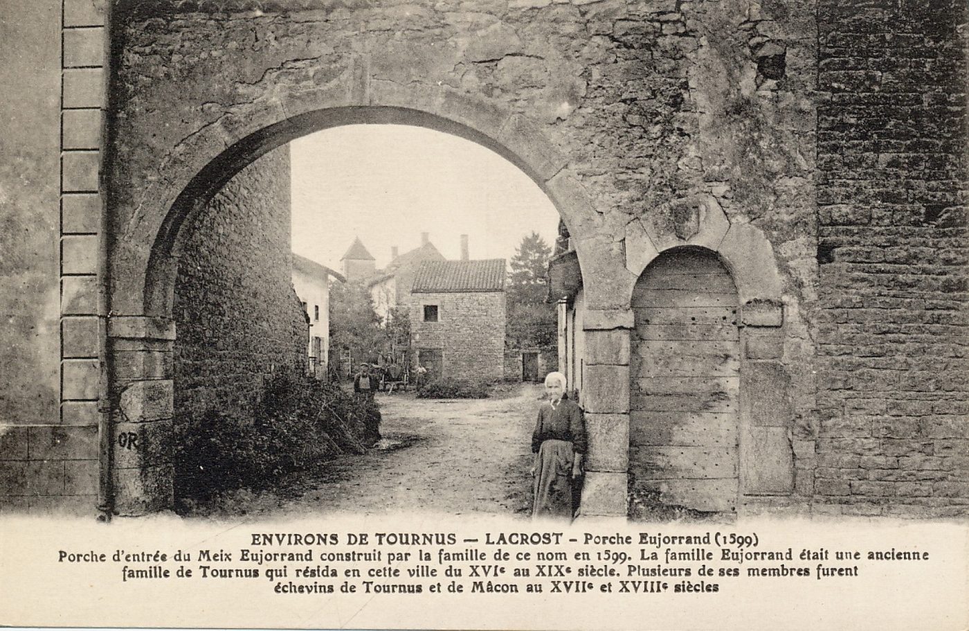Environs de Tournus.- Lacrost. Porche Eujorrand construit par la famille de ce nom en 1599. La famille Eujorrand était une ancienne famille de Tournus qui résida en cette ville du XVI au XIXe s. Plusieurs de ses membres furent échevins de Tournus et de Mâcon au XVIIe et XVIIIe s.