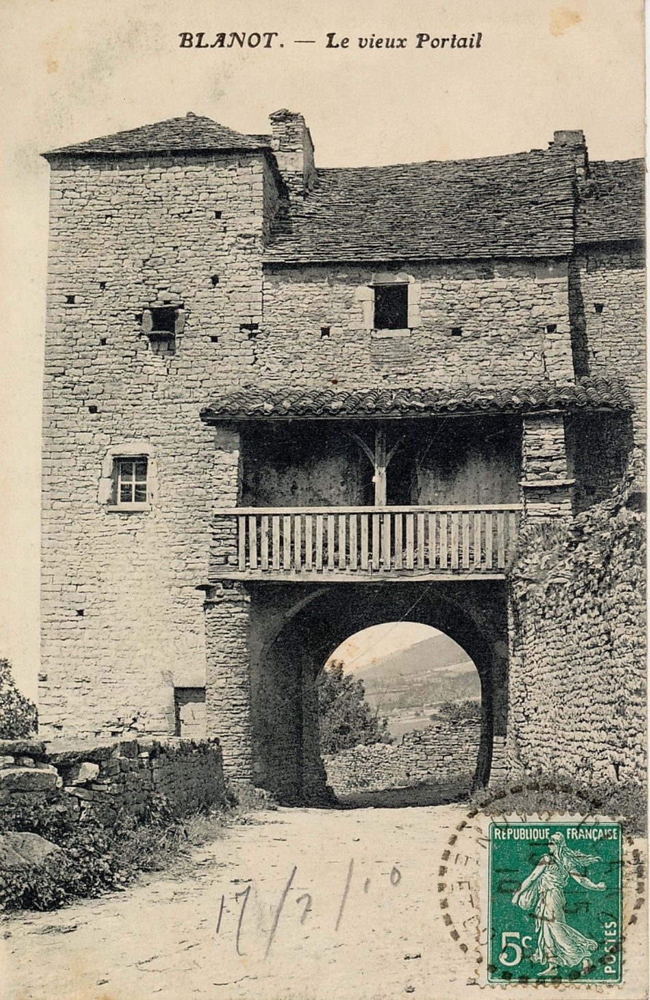 Blanot. Le vieux portail.