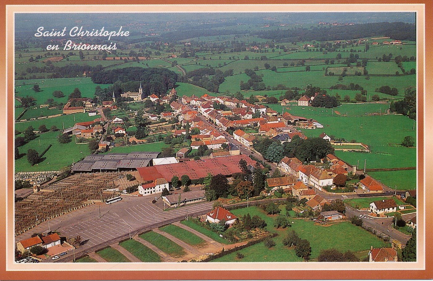 Saint-Christophe-en-Brionnais. Célèbre village du charollais où chaque jeudi de 6 h à 10 h se déroule la foire aux bestiaux, regroupant les plus beaux spécimens de la race charollaise (présentation de 70 000 bovins en moyenne par an). Sans oublier sa gastronomie : le "bouilli" (pot-au-feu) et l'entrecôte.
