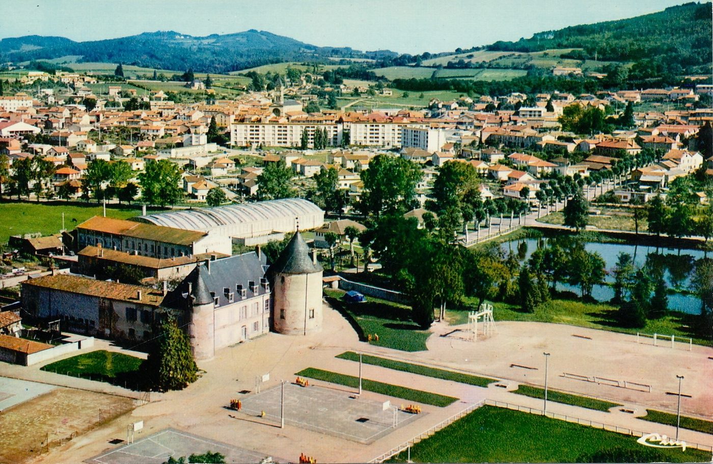 Chauffailles. Vue aérienne sur le château et le terrain de sport.