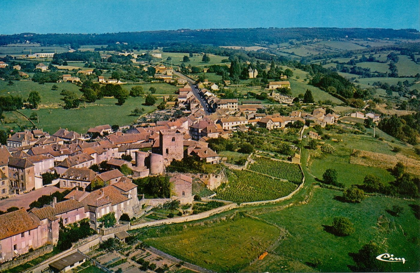 Semur-en-Brionnais. Vue générale aérienne.