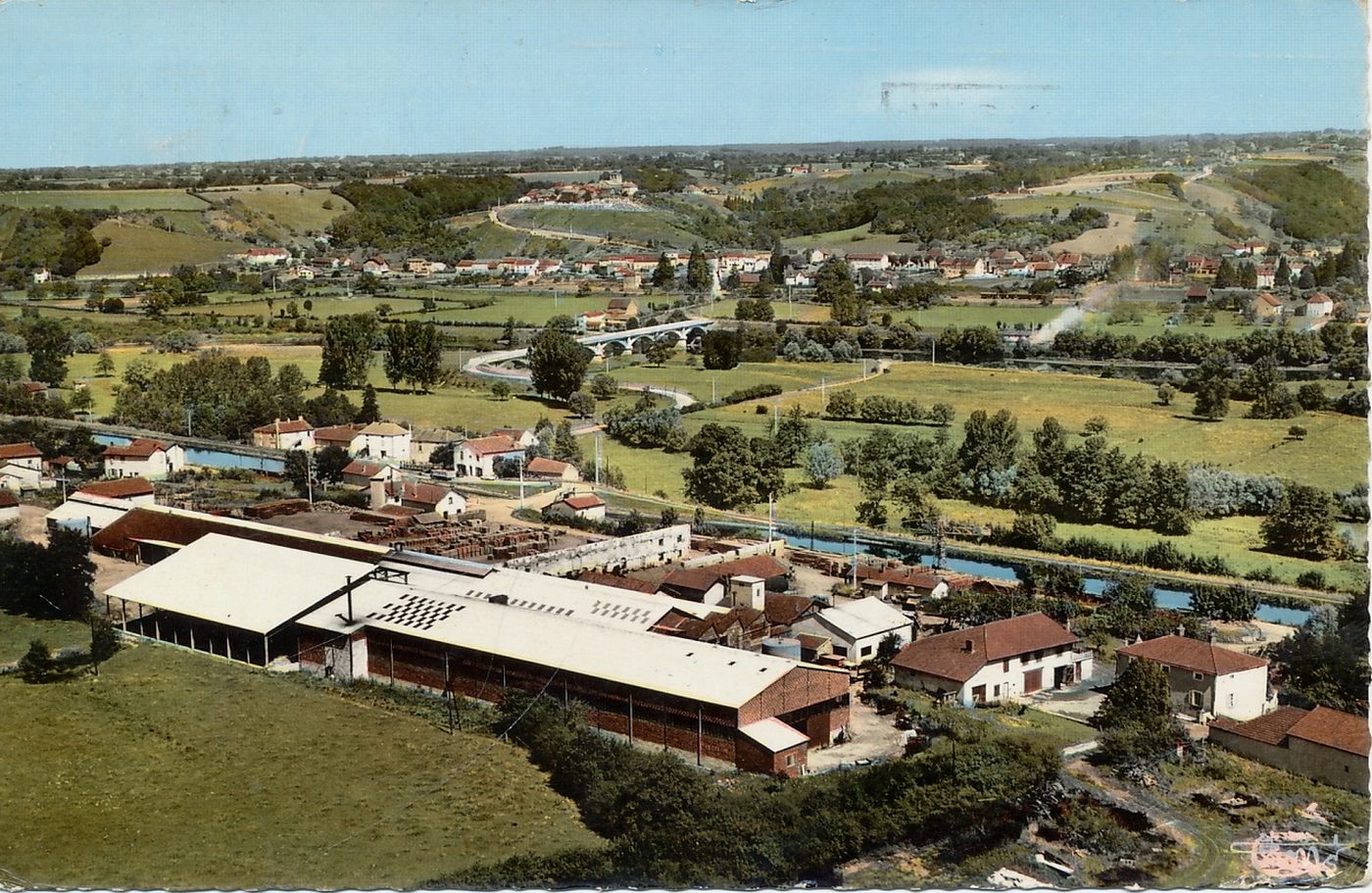 Iguerande.- Vue générale aérienne. Au premier plan, la briqueterie.