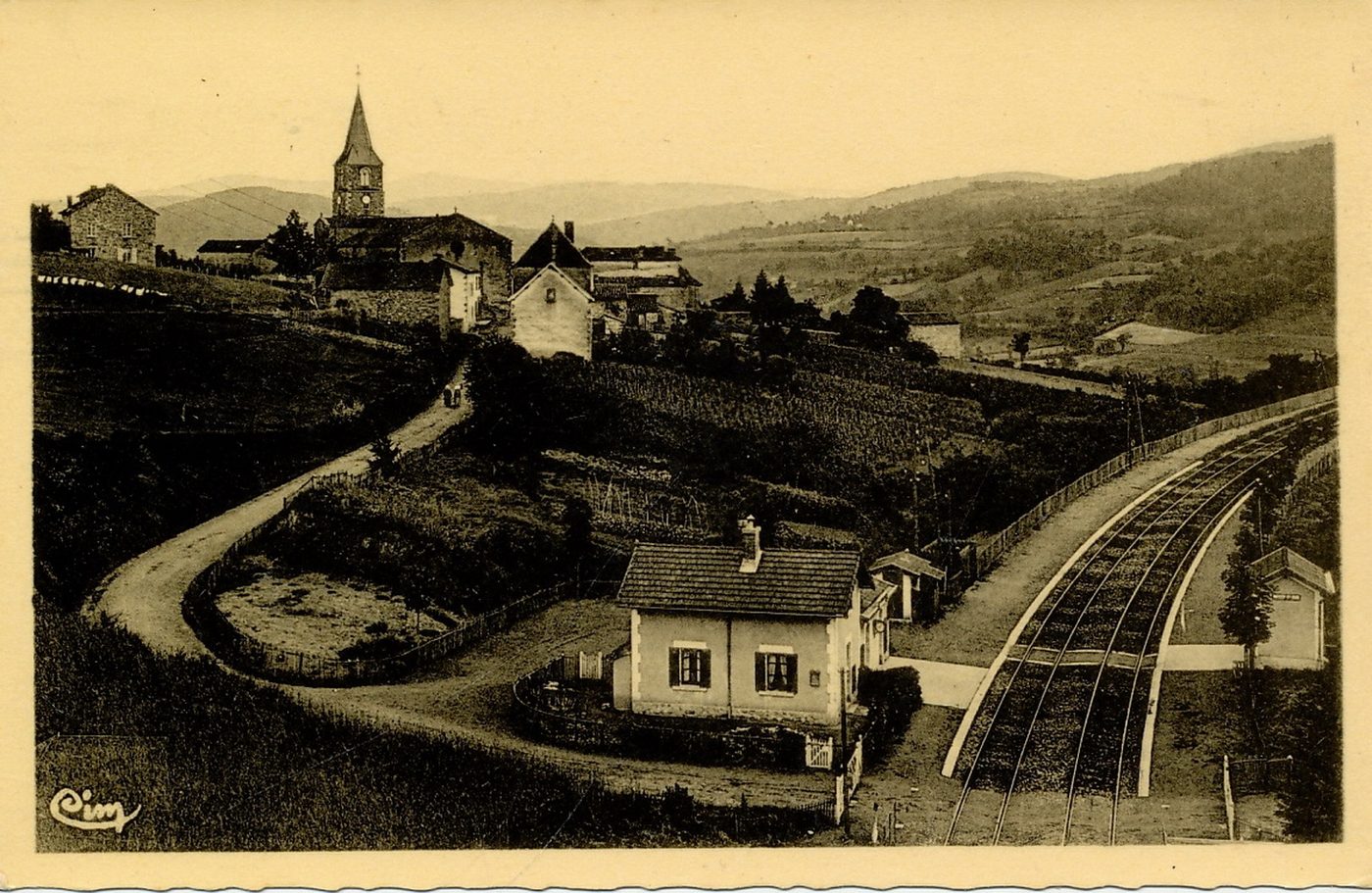 Mussy-sous-Dun. La gare et le village.