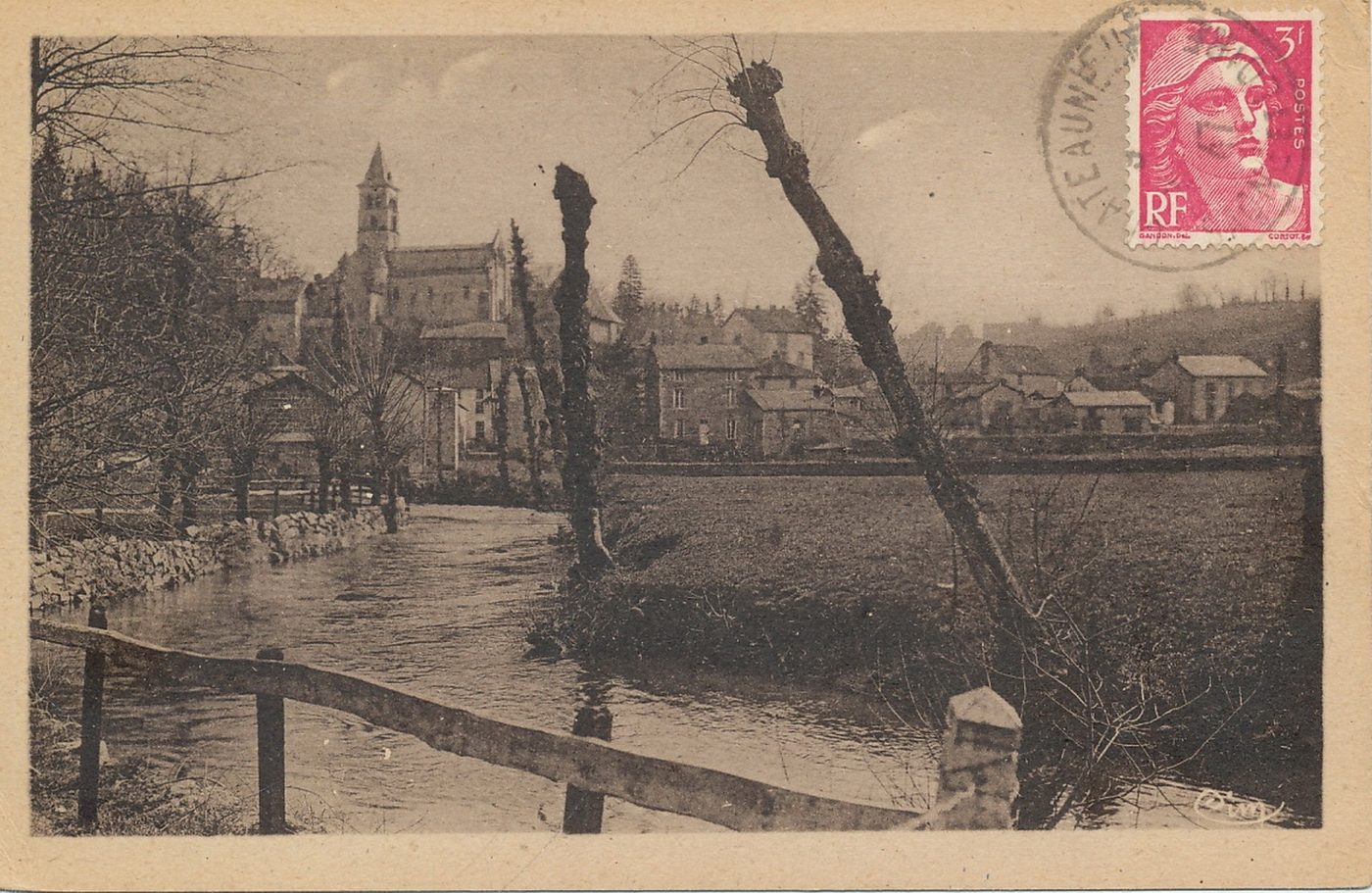Châteauneuf. Eglise du XIIe s. et le Sornin.
