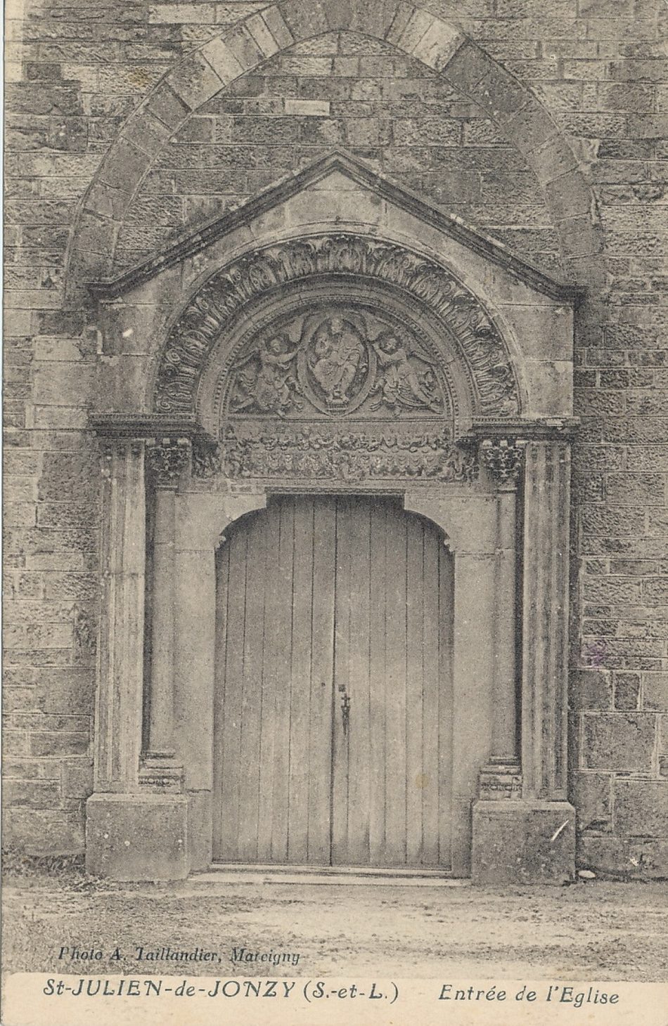 Saint-Julien-de-Jonzy. Entrée de l'église.