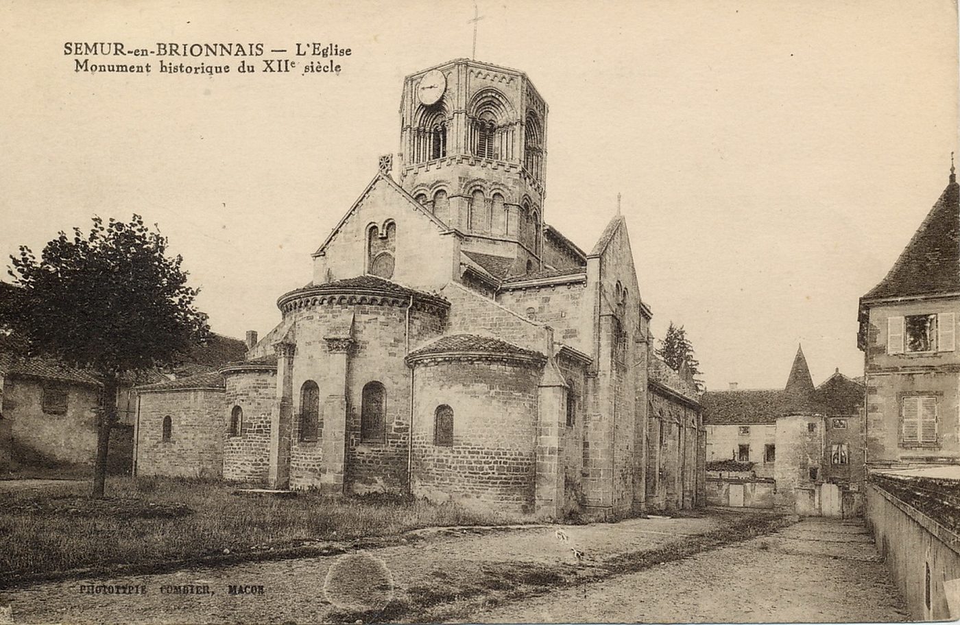 Semur-en-Brionnais. L'église, monument historique du XIIe siècle.