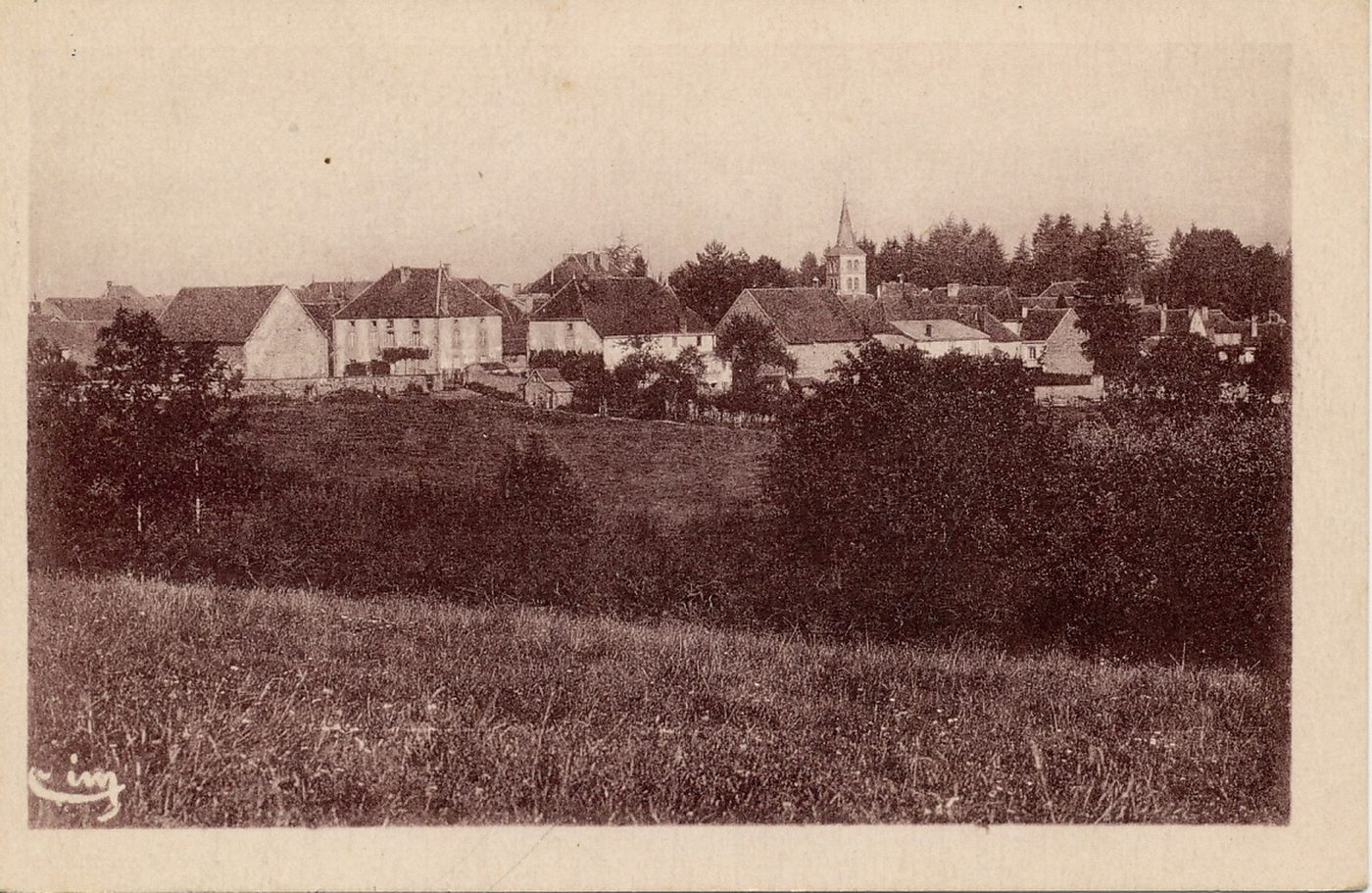 Saint-Christophe-en-Brionnais. Vue générale ouest.