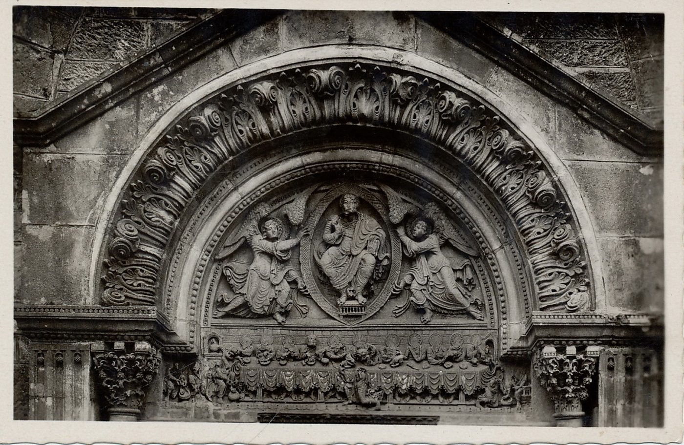 Saint-Julien-de-Jonzy. Portail et tympan de l'église.