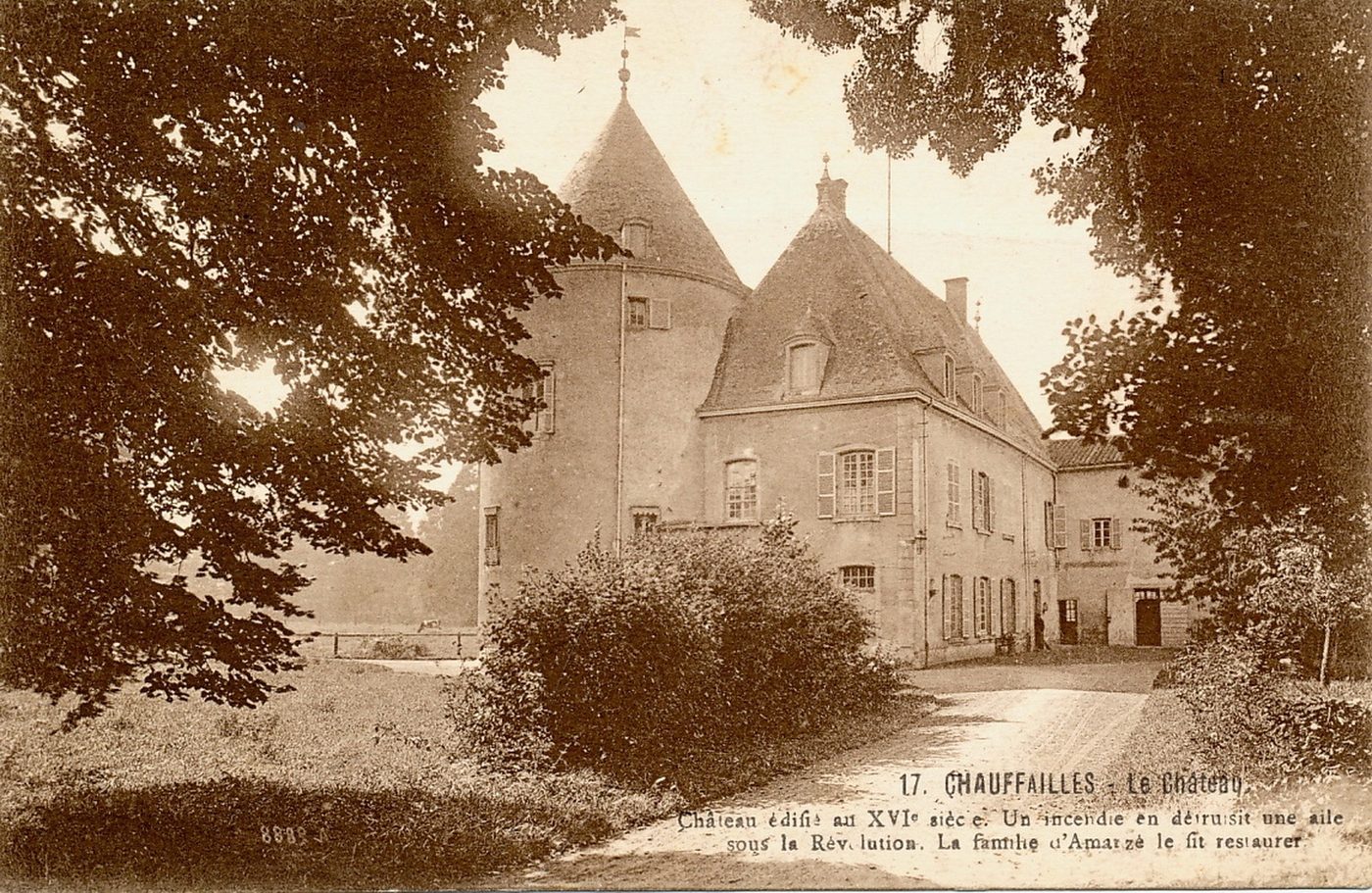 Chauffailles. Le château. Château édifié au XVIe s. Un incendie en détruisit une aile sous la Révolution. La famille d'Amanzé le fit restaurer.