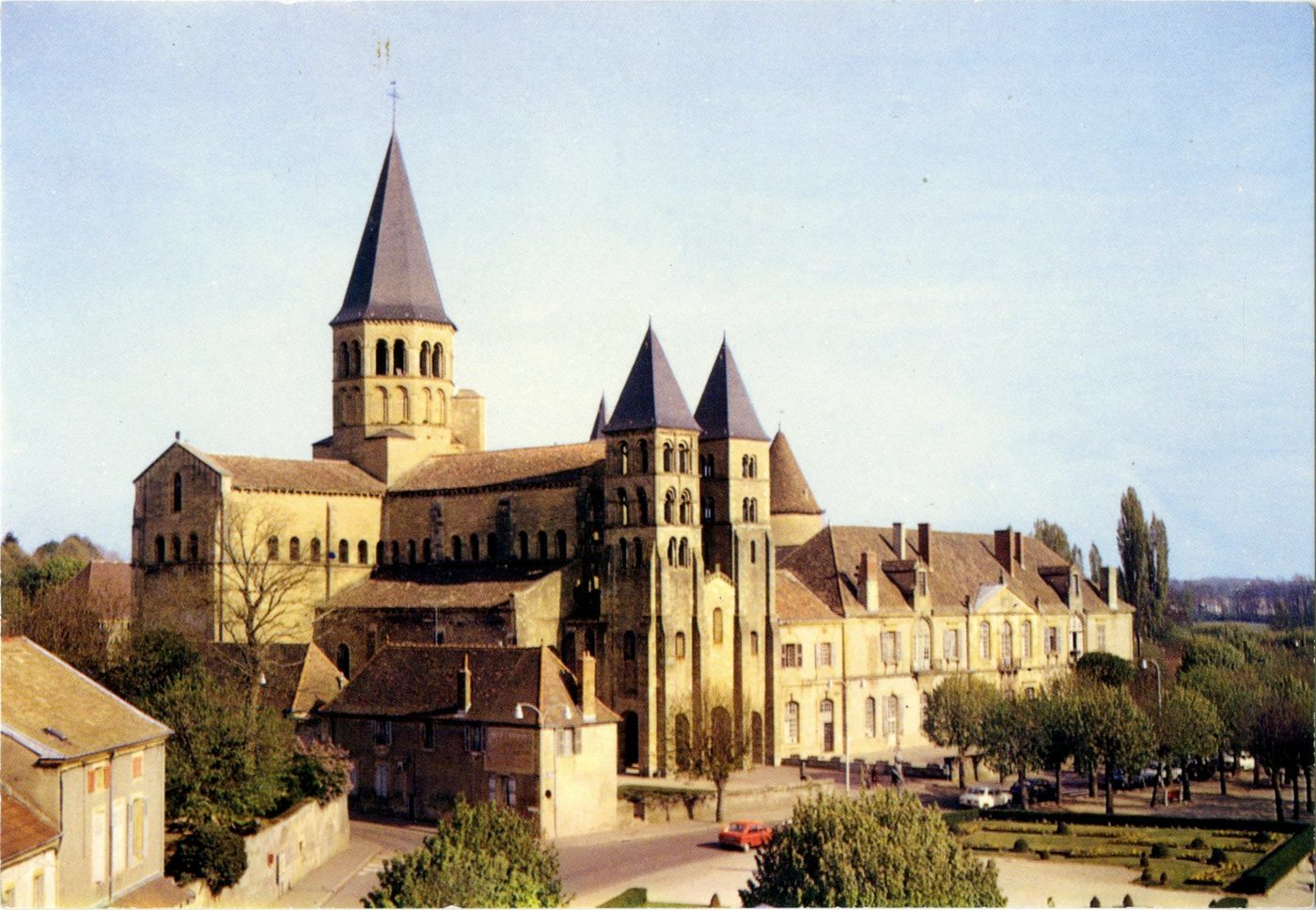 Paray-le-Monial. Basilique. Vue générale.