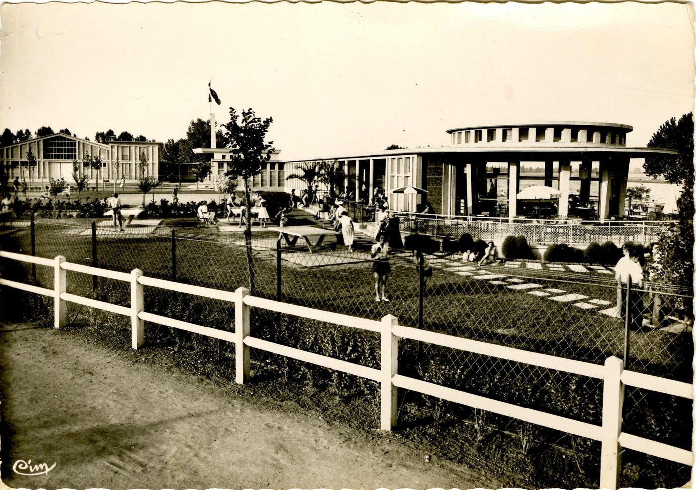 Mâcon. Centre nautique. Le bar et le ping-pong.