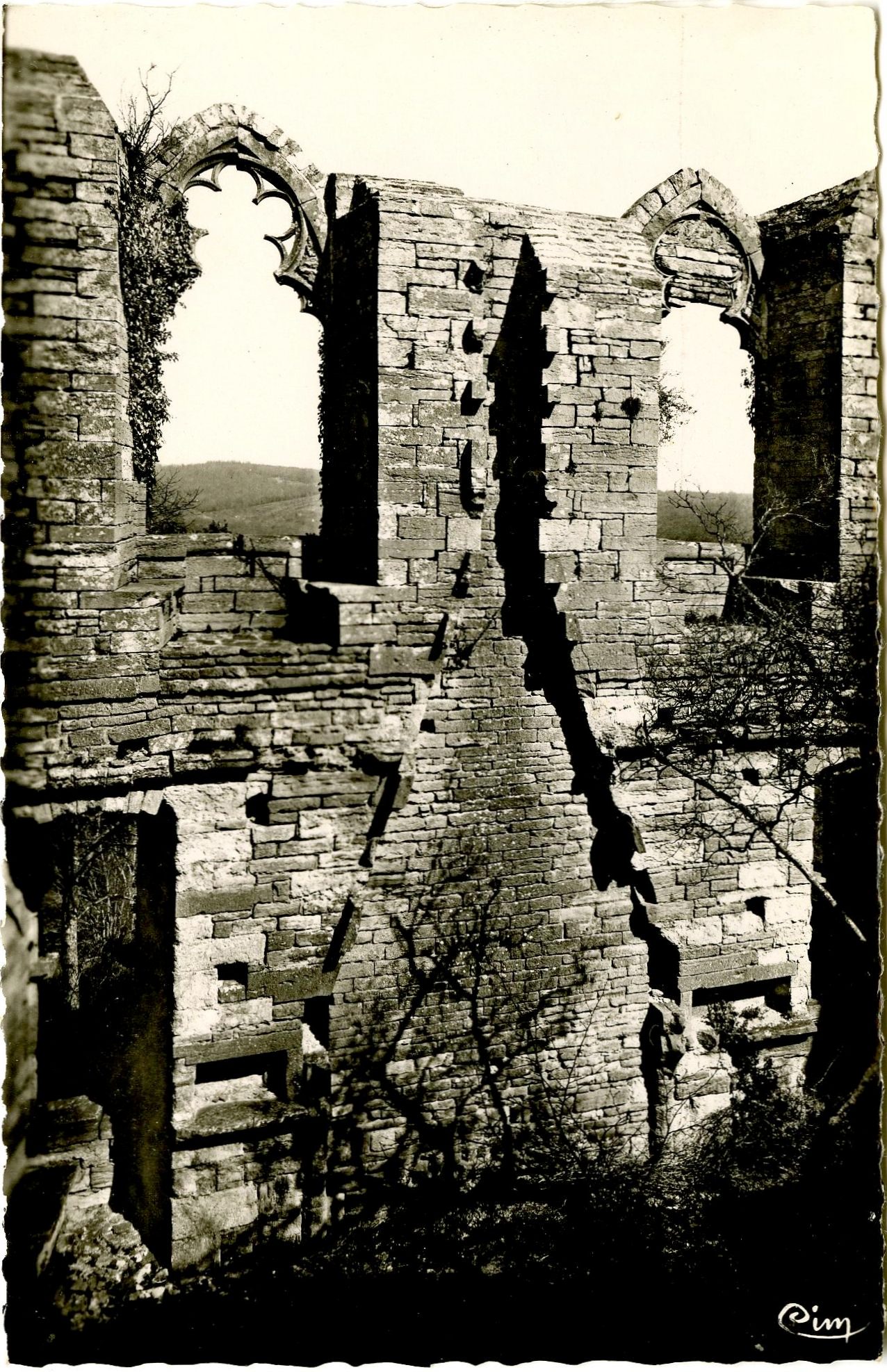 La Bourgogne historique et monumentale.- Brancion, les ruines célèbres de la chapelle du XIIIe s.