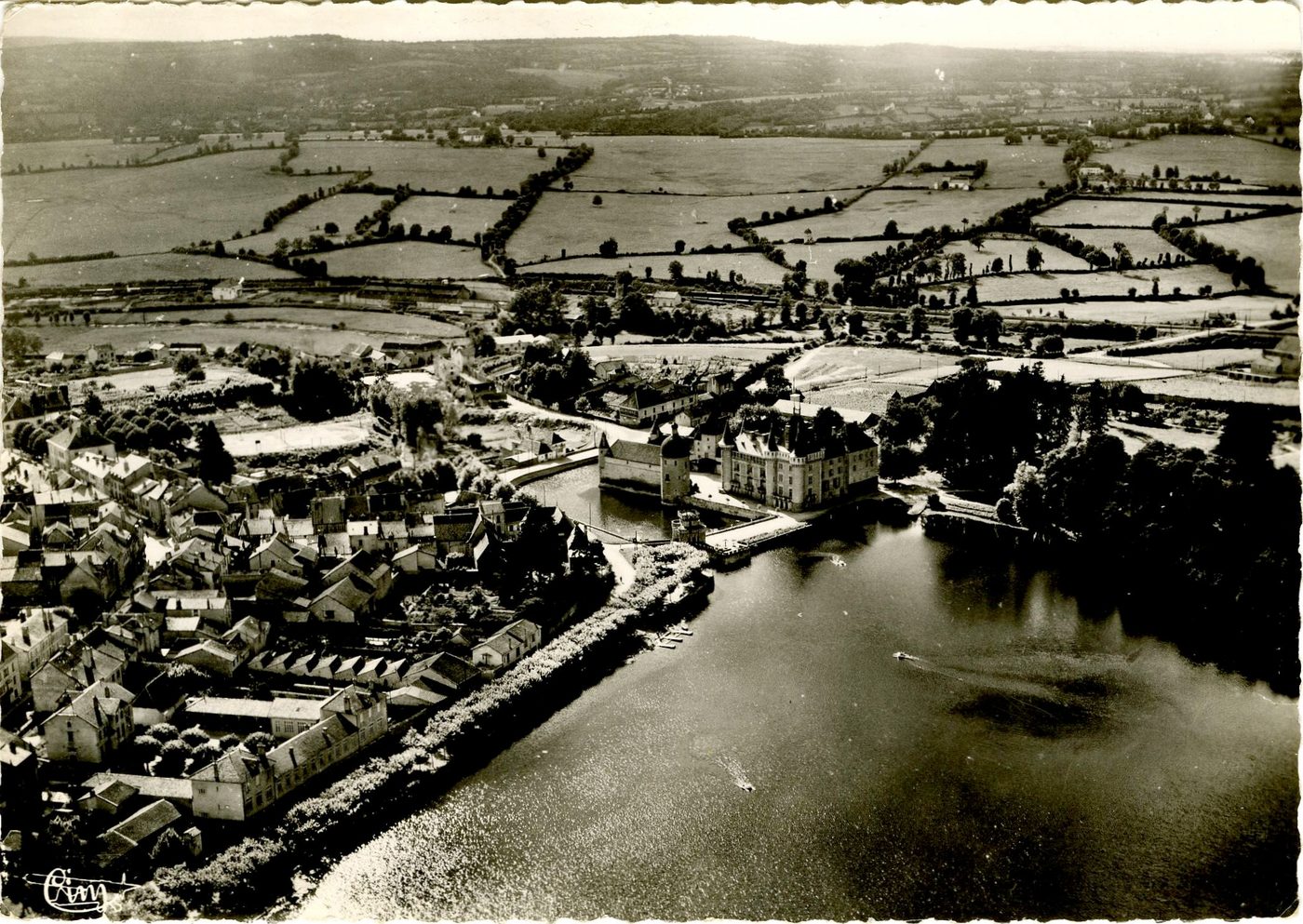 La Clayette. Vue aérienne. Son château et son lac.