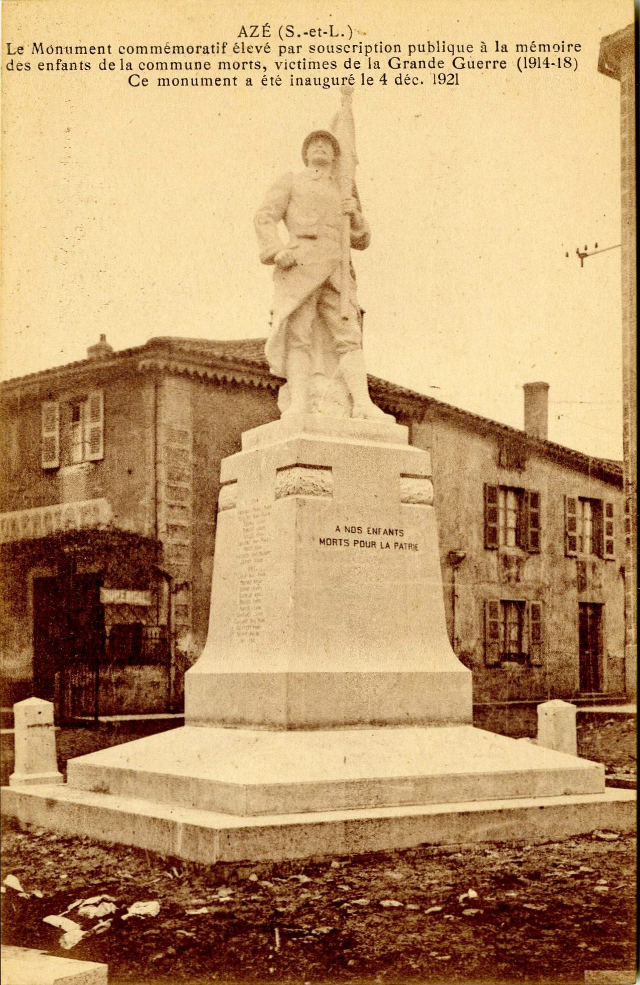 Azé.- Le monument commémoratif élevé par souscription publique à la mémoire des enfants de la commune morts, victimes de la Grande Guerre (1914-18). Ce monument a été inauguré le 4 décembre 1921.