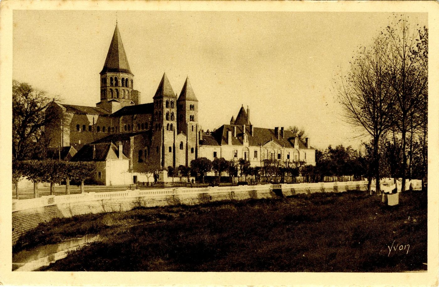 La Douce France.- Paray-le-Monial. La Basilique du Sacré-Coeur consacrée en l'an 1004.