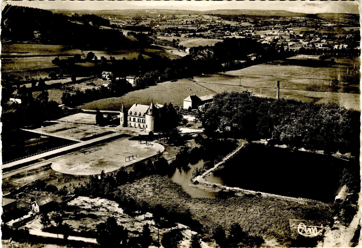 Chauffailles.- Vue aérienne. Le château, le stade et l'étang.