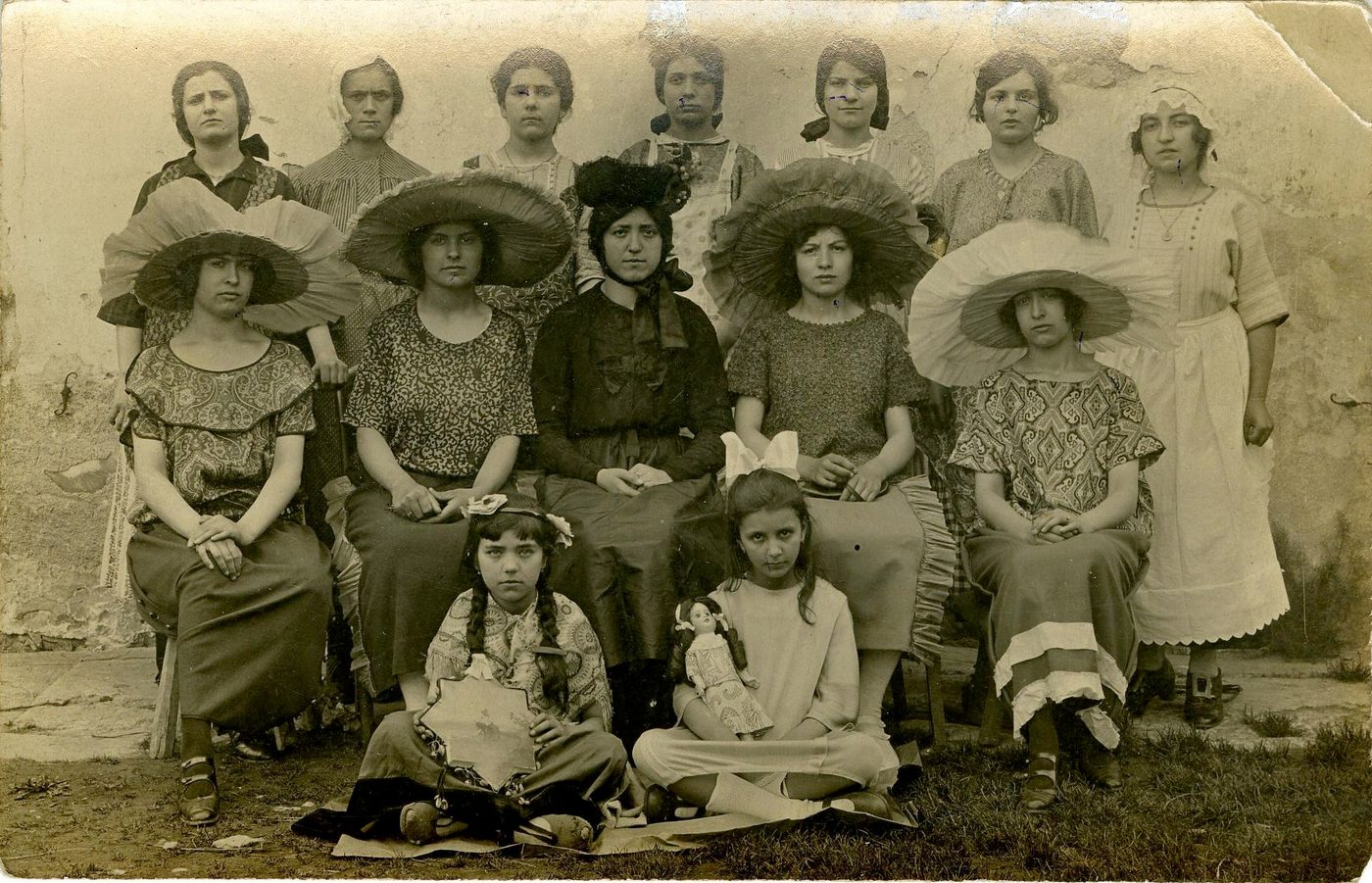 Montbellet. Groupe de 14 femmes.