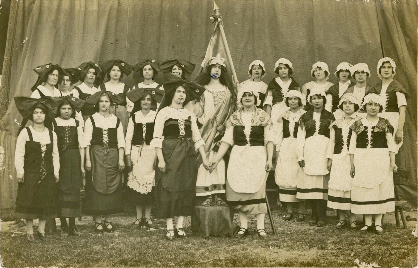 Montbellet. Groupe de 23 personnes : l'Alsace, la Lorraine et la République.