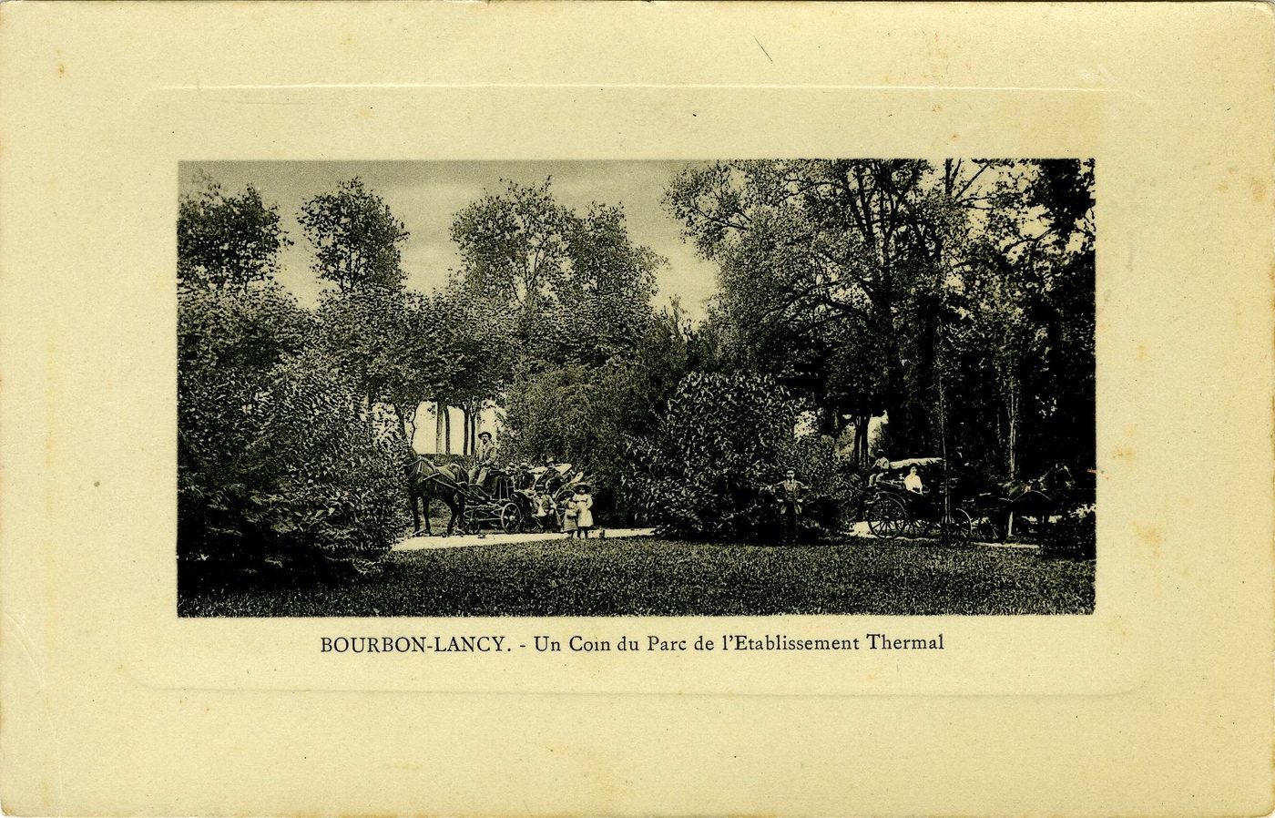 Bourbon-Lancy. Un coin du parc de l'établissement thermal.