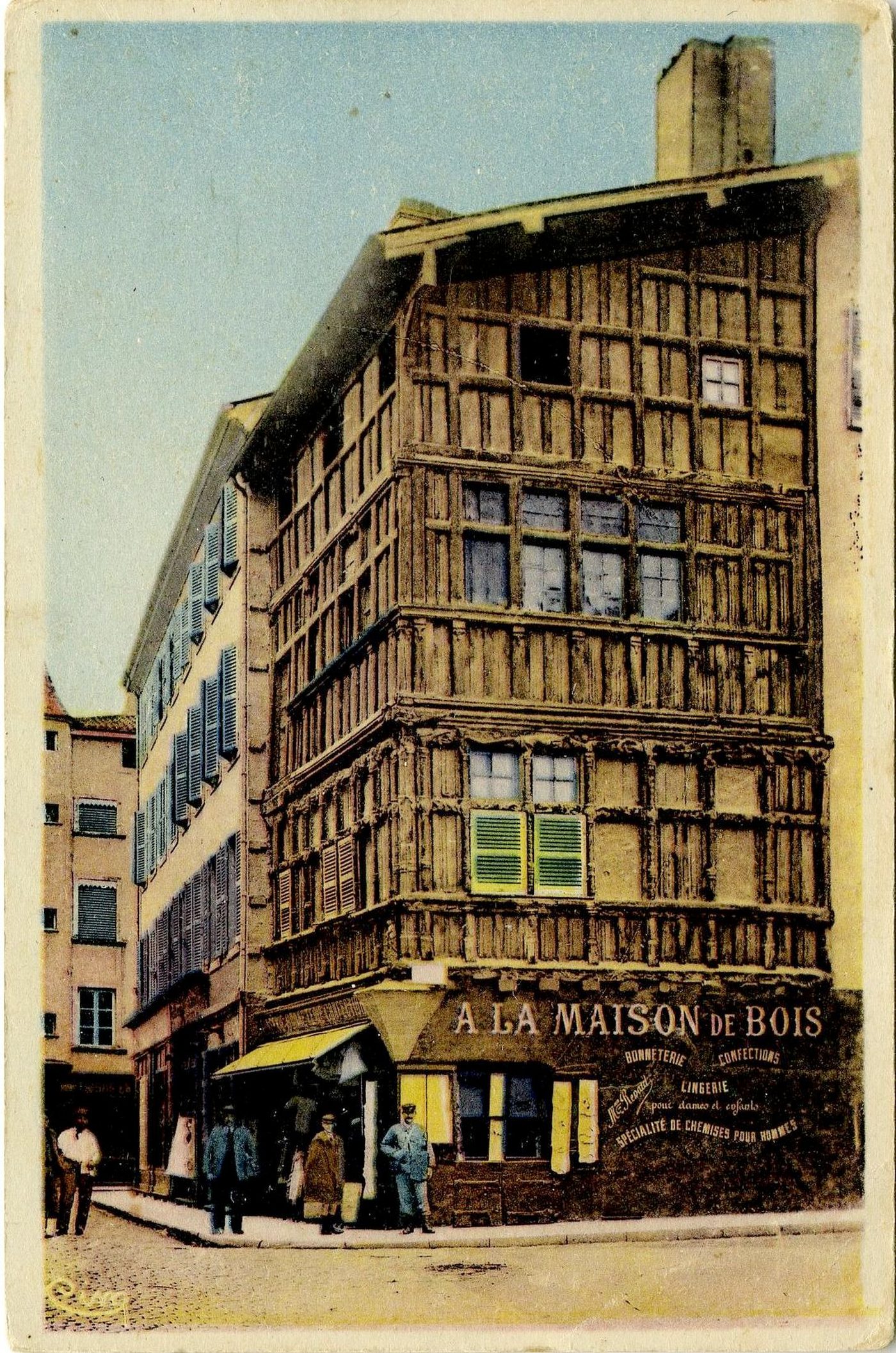 Mâcon. Maison de bois (XVe s ). Depuis le commencement du siècle, elle a successivement appartenu aux Giroud, ensuite aux Merlet puis aux Deschaux. L'ensemble du boisage a été posé à la fin du XV e s. (1490-1510). Les chapiteaux supportent des personnages à masques d'hommes et de singes plus ou moins grimaçants, qui tiennent, de leur bras étendus, la queue d'un animal fantastique. Toutes ces sculptures dénotent chez l'artiste, une merveilleuse richesse d'imagination et de savoir-faire accompli.