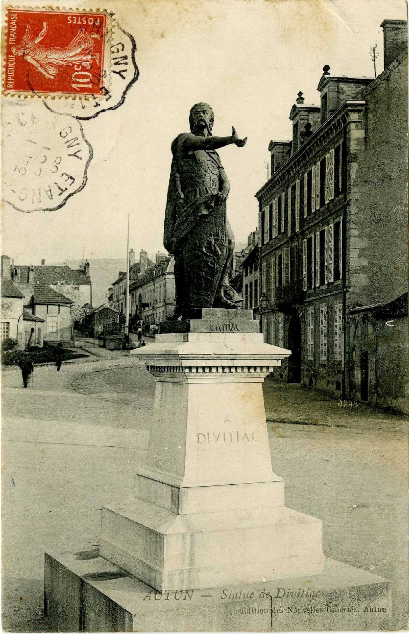 Autun.- Statue de Divitiac.