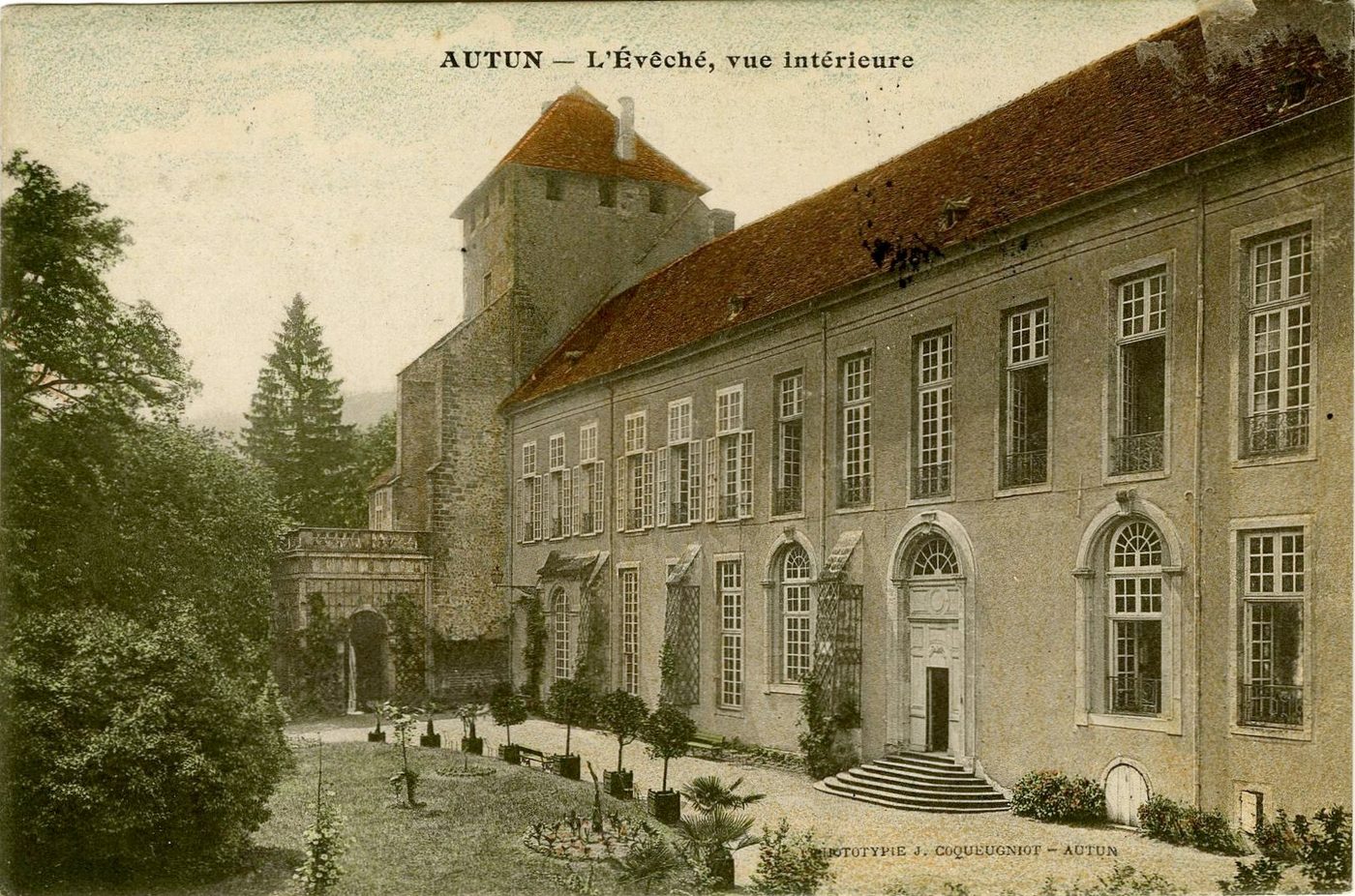 Autun. L'évêché, vue intérieure.