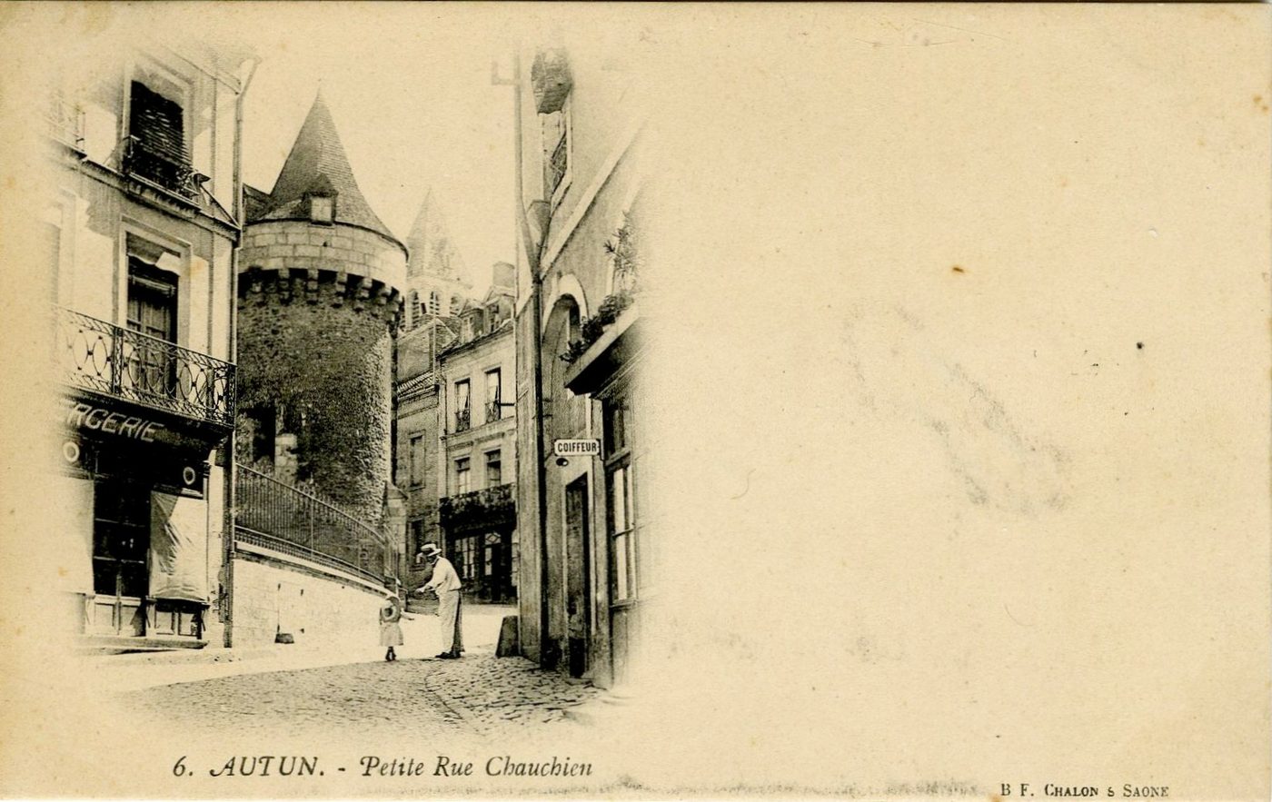 Autun. Petite rue Chauchien.