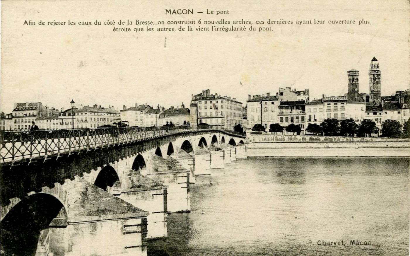 Mâcon, le pont.- Afin de rejeter les eaux du côté de la Bresse, on construisit 6 nouvelles arches, ces dernières ayant leur ouverture plus étroite que les autres, de là vient l'irrégularité du pont.