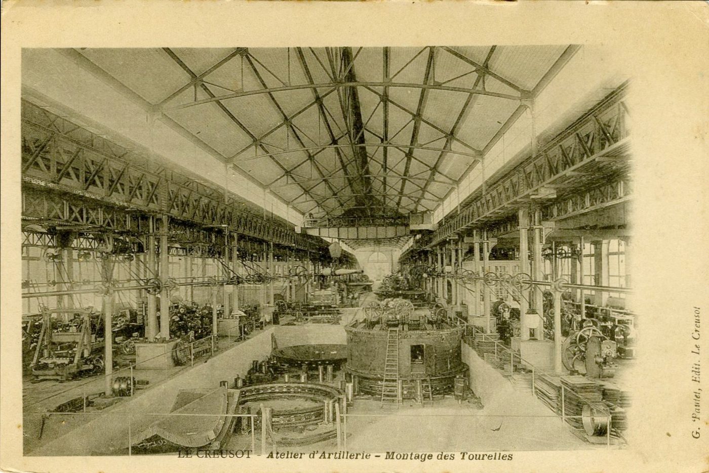 Le Creusot. Atelier d'artillerie. Montage des tourelles.