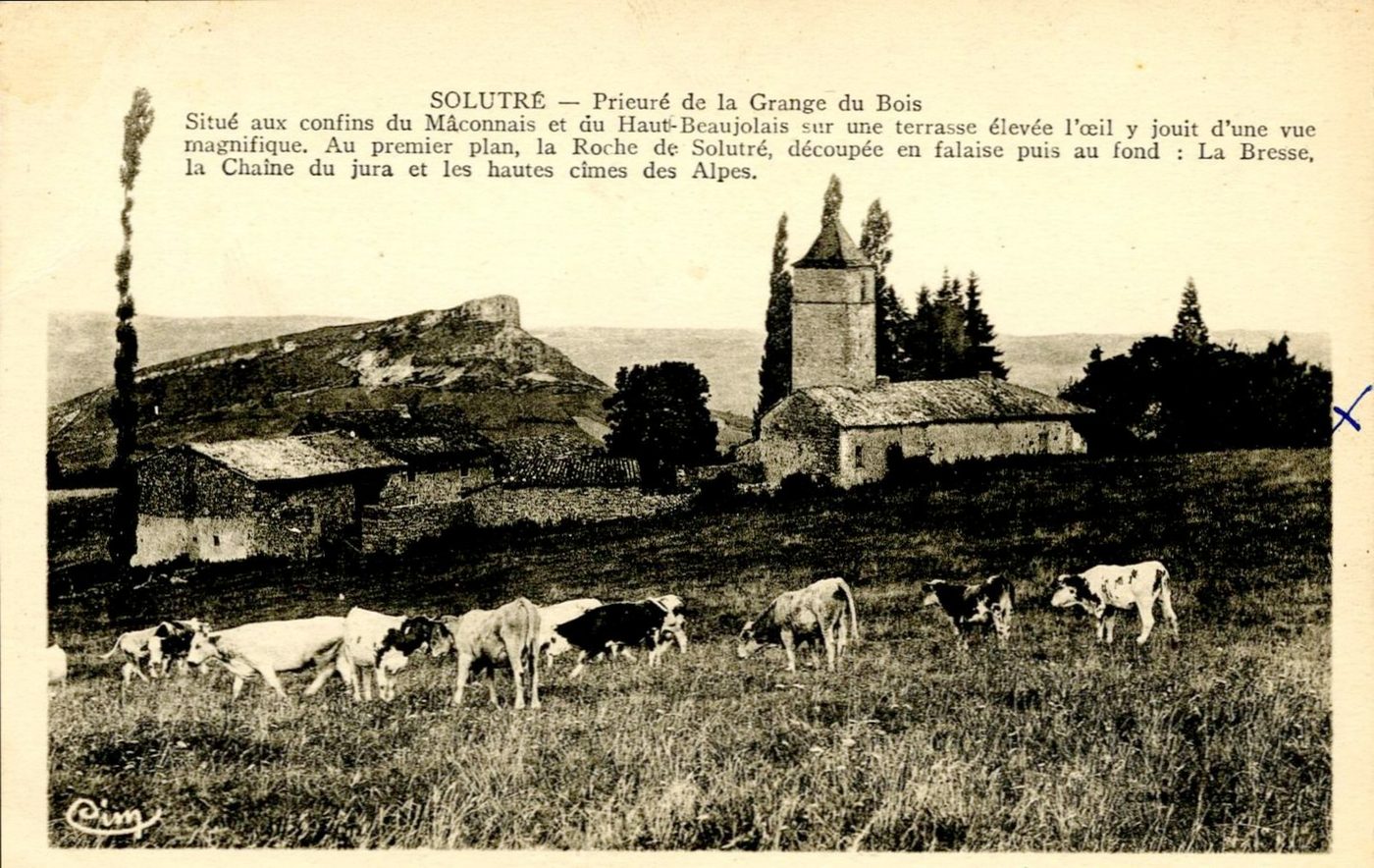 Solutré, prieuré de la Grange du Bois.- Situé aux confins du Mâconnais et du Haut-Beaujolais sur une terrasse élevée l'oeil y jouit d'une vue magnifique. Au premier plan, la roche de Solutré, découpée en falaise puis au fond : la Bresse, la chaîne du Jura et les hautes cimes des Alpes.