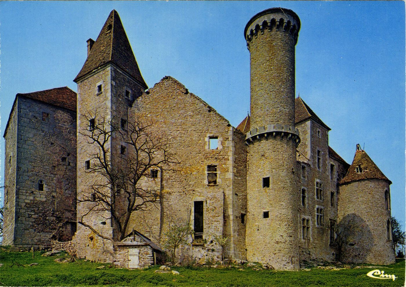Marigny. Vieux château de Marigny (XIe s.), ayant appartenu aux familles de Vichy, Giroux, de Sayve, de Valetine et d'Angerville.